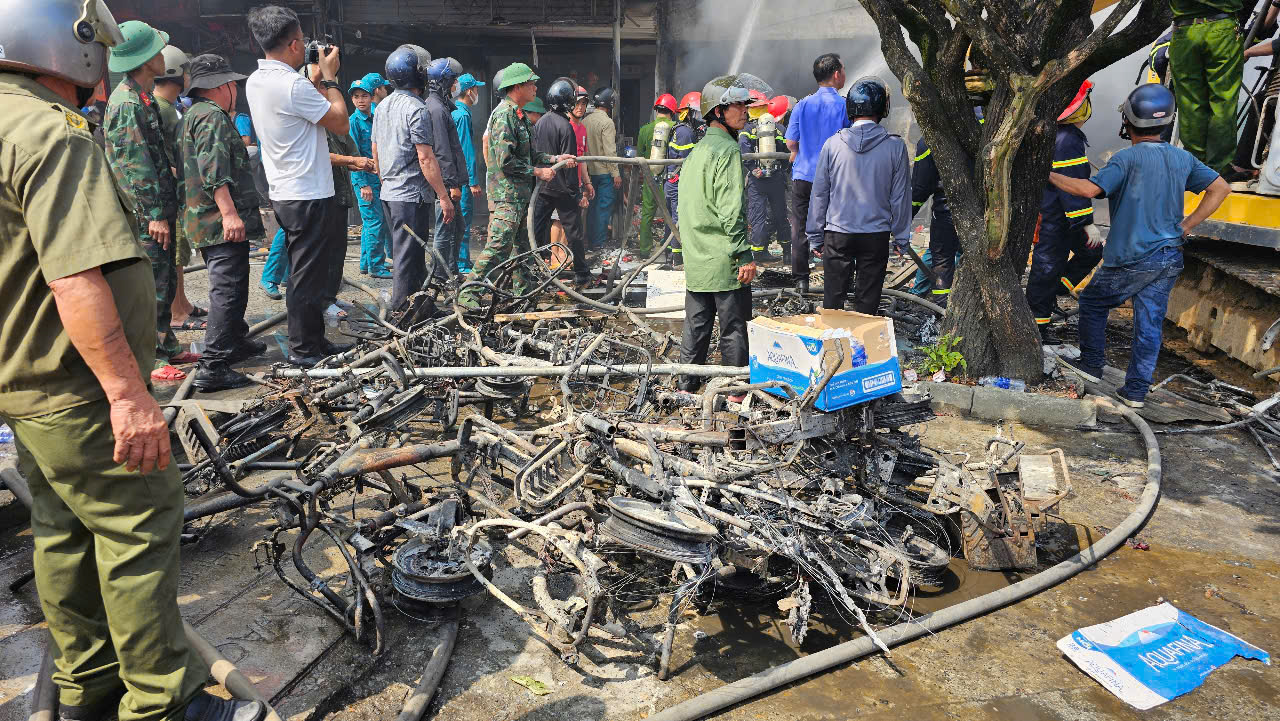 Lửa ch&aacute;y đỏ rực, kh&oacute;i đen bao phủ cả khu chợ lớn ở Huế- Ảnh 4.