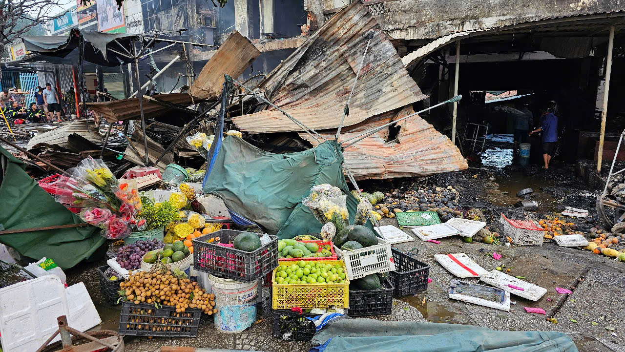 Lửa ch&aacute;y đỏ rực, kh&oacute;i đen bao phủ cả khu chợ lớn ở Huế- Ảnh 5.