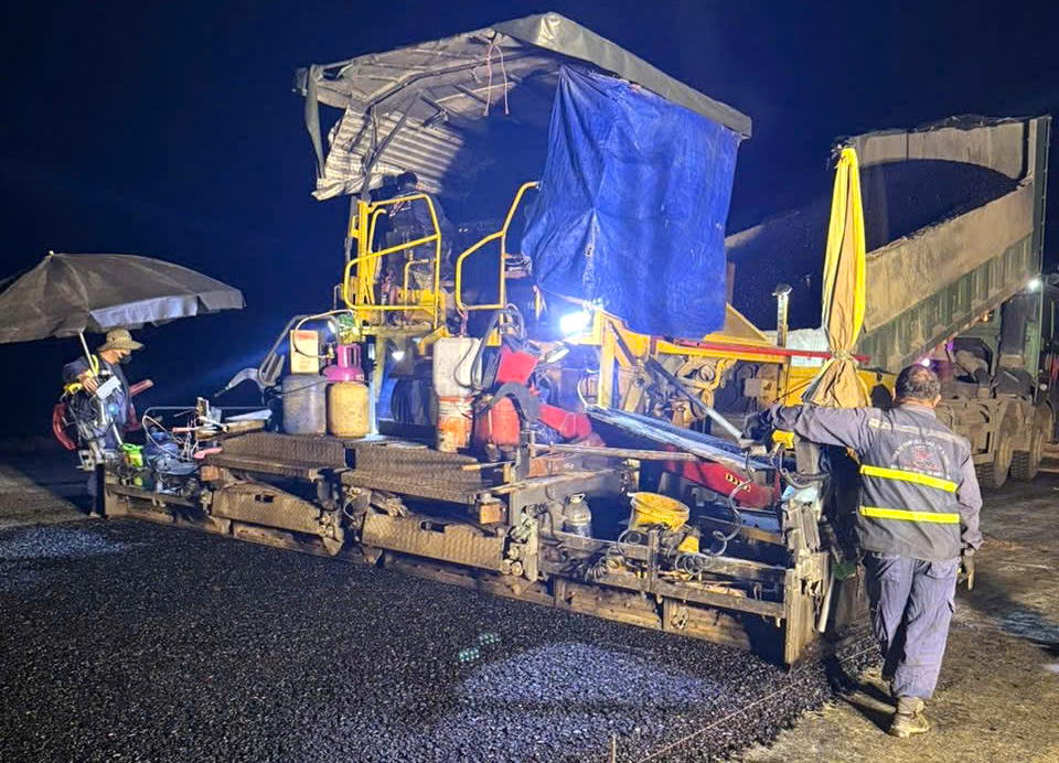 Thi công những mét thảm cuối cùng trên cao tốc đoạn Hàm Nghi - Vũng Áng Thi công những mét thảm cuối cùng trên cao tốc đoạn Hàm Nghi - Vũng Áng