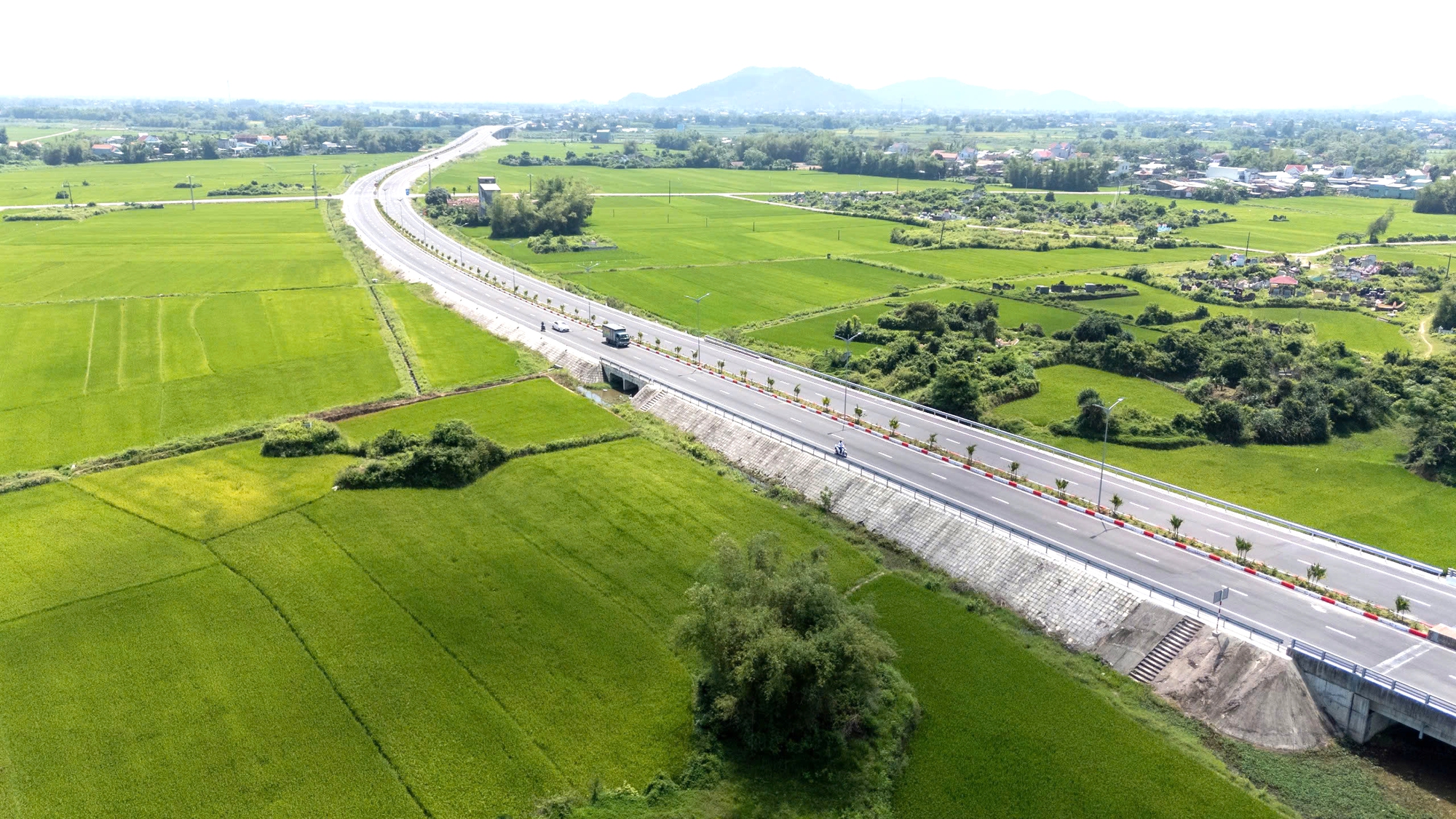 Ngắm tuyến đường ngh&igrave;n tỷ nối QL1 với đầm Thị Nại sắp kh&aacute;nh th&agrave;nh- Ảnh 4.