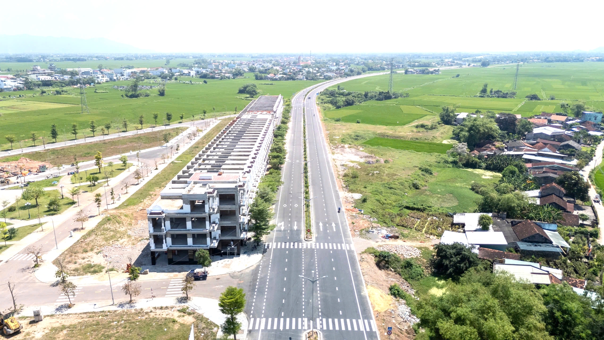 Ngắm tuyến đường ngh&igrave;n tỷ nối QL1 với đầm Thị Nại sắp kh&aacute;nh th&agrave;nh- Ảnh 7.