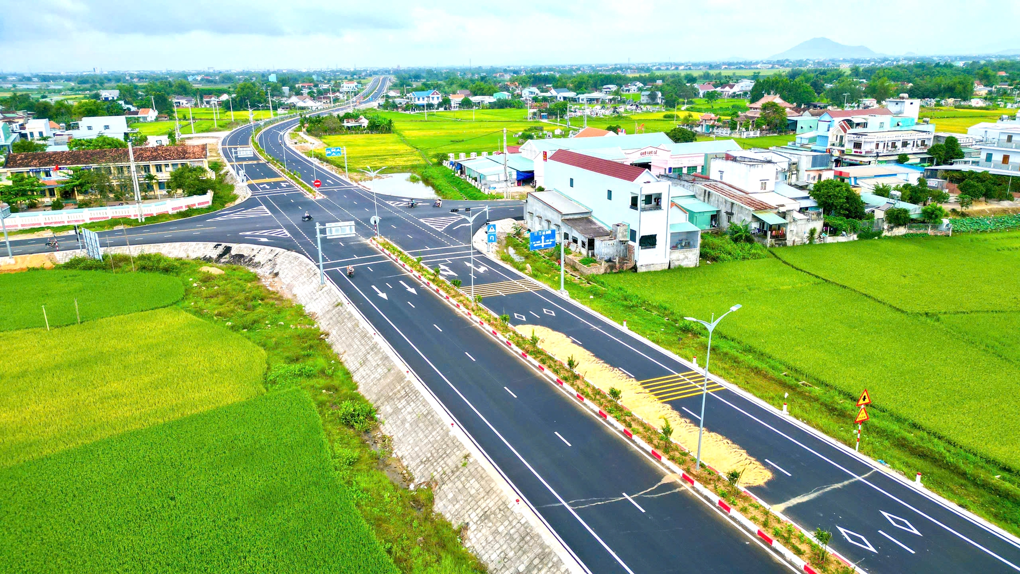 Ngắm tuyến đường ngh&igrave;n tỷ nối QL1 với đầm Thị Nại sắp kh&aacute;nh th&agrave;nh- Ảnh 5.