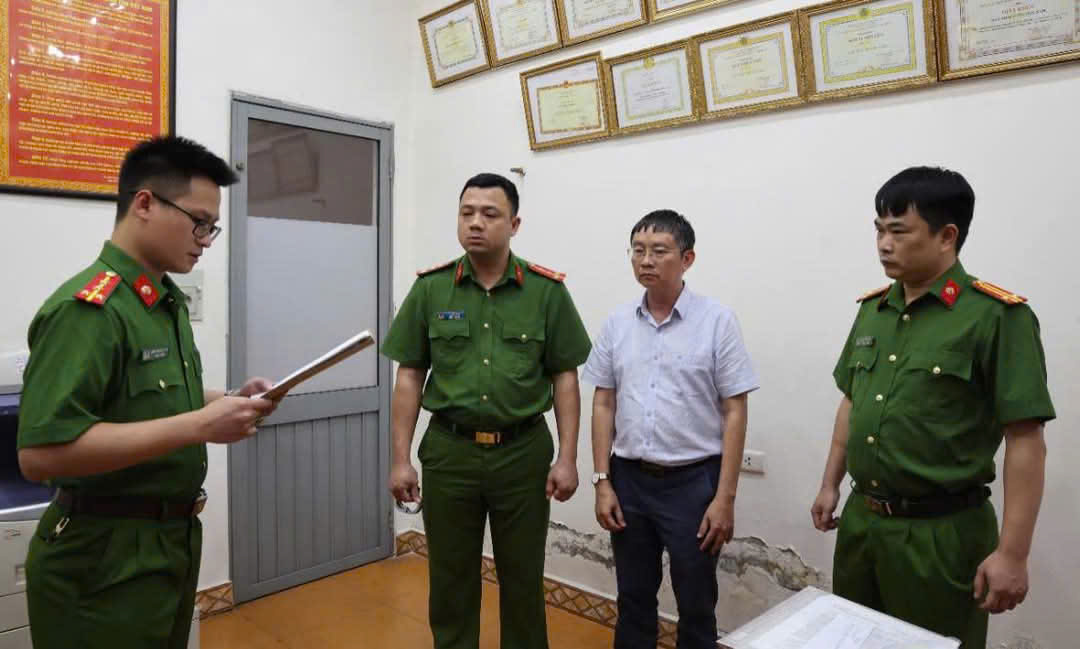 Một ph&oacute; gi&aacute;m đốc trung t&acirc;m kiểm định bị bắt v&igrave; cấp khống chứng nhận an to&agrave;n thang m&aacute;y- Ảnh 1.