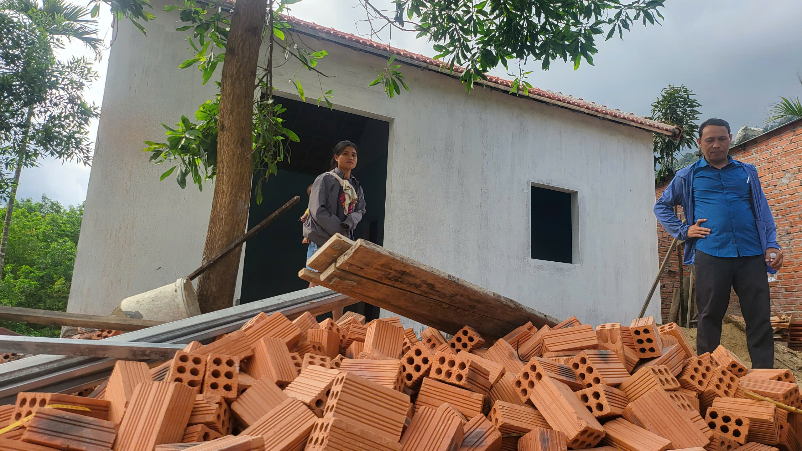 Quảng Ng&atilde;i đưa gạch từ nh&agrave; m&aacute;y tới nh&agrave; d&acirc;n diện x&oacute;a nh&agrave; tạm để b&igrave;nh ổn gi&aacute;- Ảnh 2.