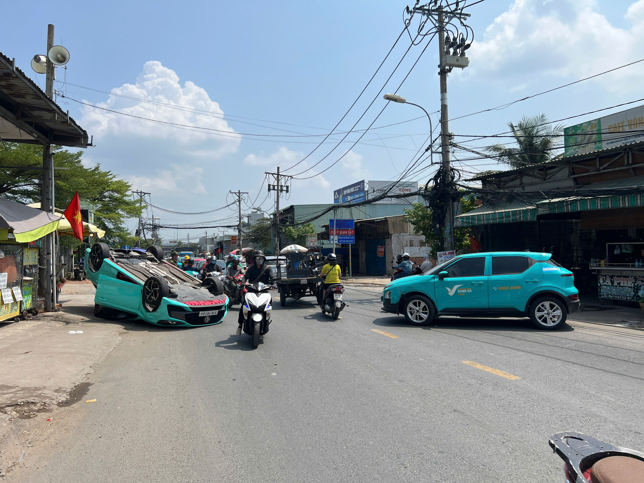 &Ocirc; t&ocirc; 5 chỗ lật ngửa sau va chạm với taxi c&ocirc;ng nghệ, nữ t&agrave;i xế mắc kẹt trong cabin- Ảnh 1.