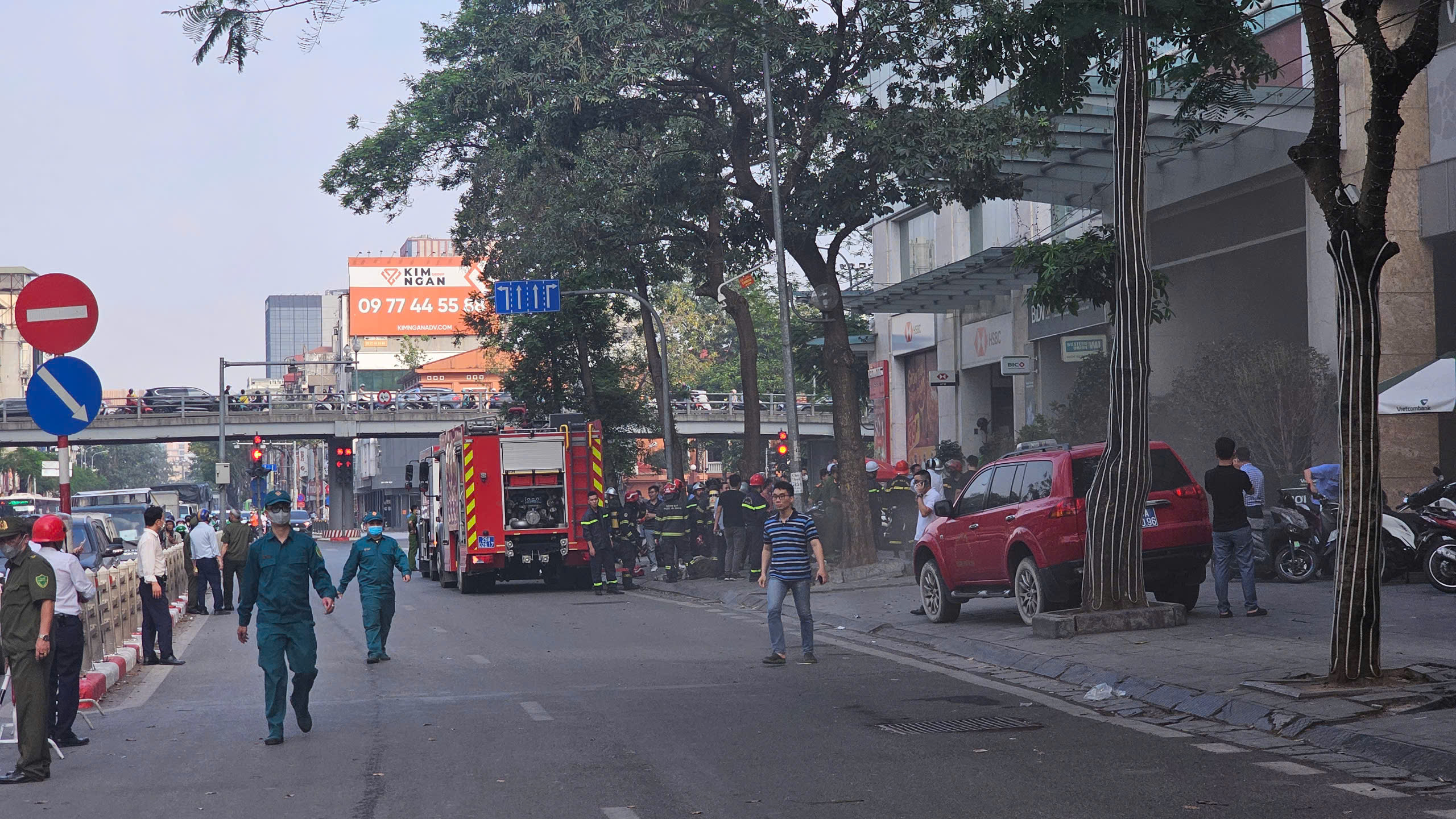 Hà Nội: Khói đen bao trùm cao ốc văn phòng 18 tầng trên phố Thái Hà- Ảnh 2. Hà Nội: Khói đen bao trùm cao ốc văn phòng 18 tầng trên phố Thái Hà- Ảnh 2.