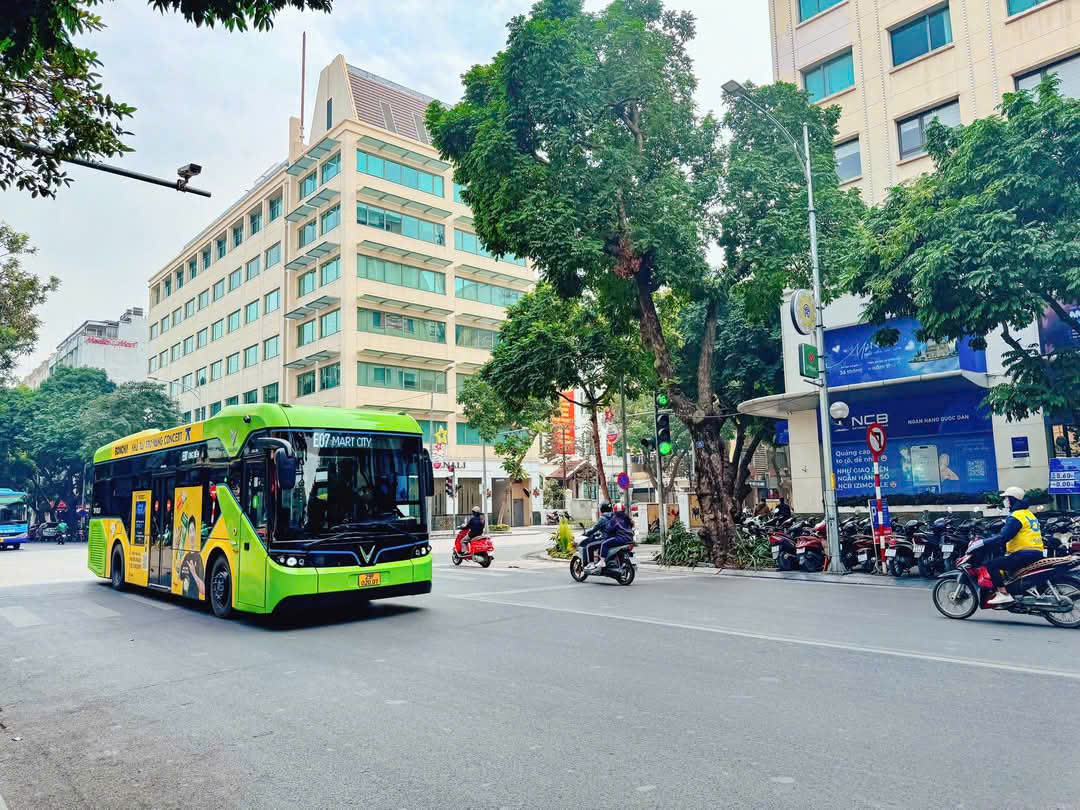 Hà Nội: Tàu điện, xe buýt phục vụ xuyên lễ 30/4 và 1/5- Ảnh 1. Hà Nội: Tàu điện, xe buýt phục vụ xuyên lễ 30/4 và 1/5- Ảnh 1.