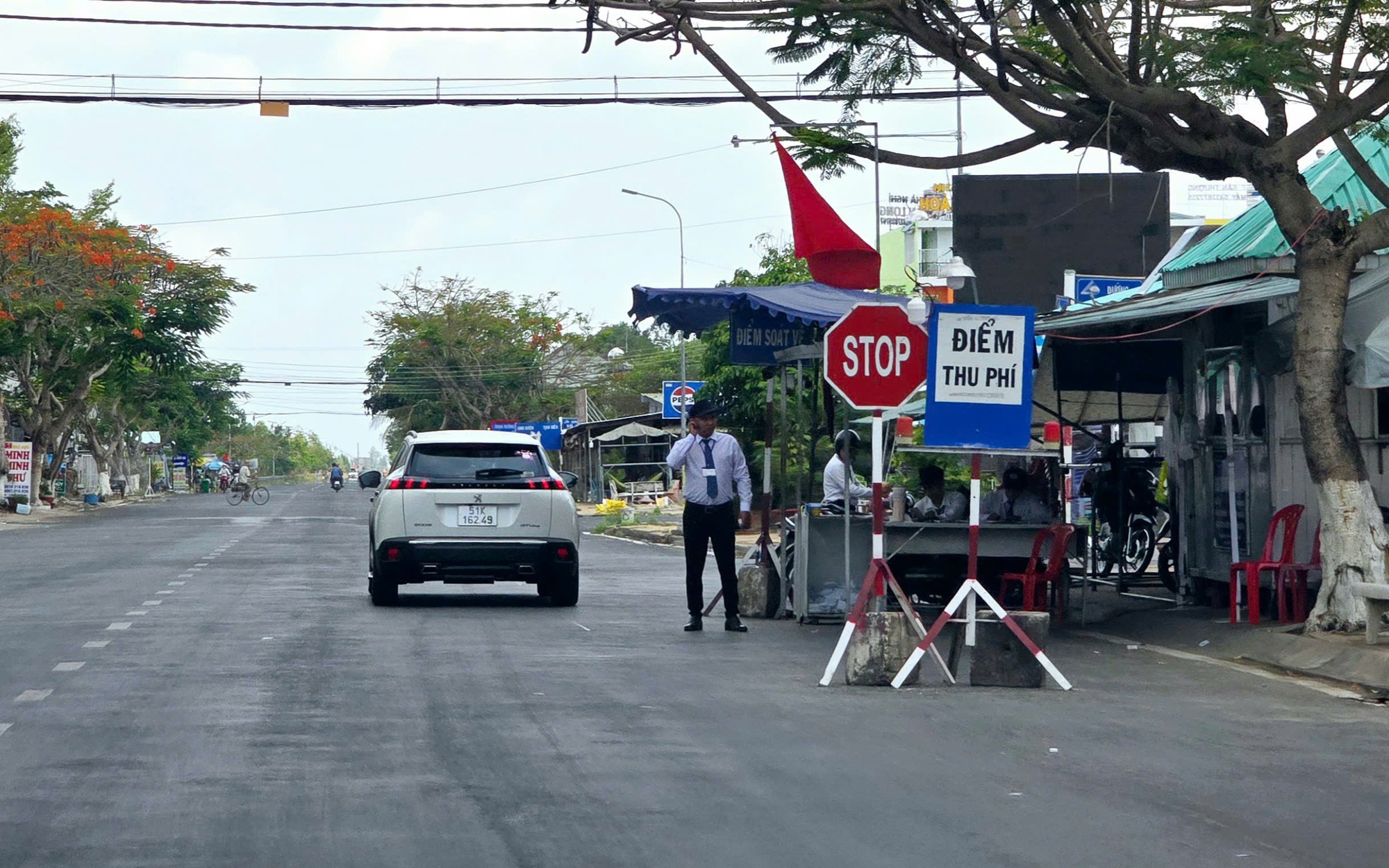 Lãnh đạo tỉnh An Giang chỉ đạo liên quan khu du lịch Núi Sam- Ảnh 3. An Giang: Ai cho phép BQL Khu du lịch Núi Sam chặn đường thu phí?