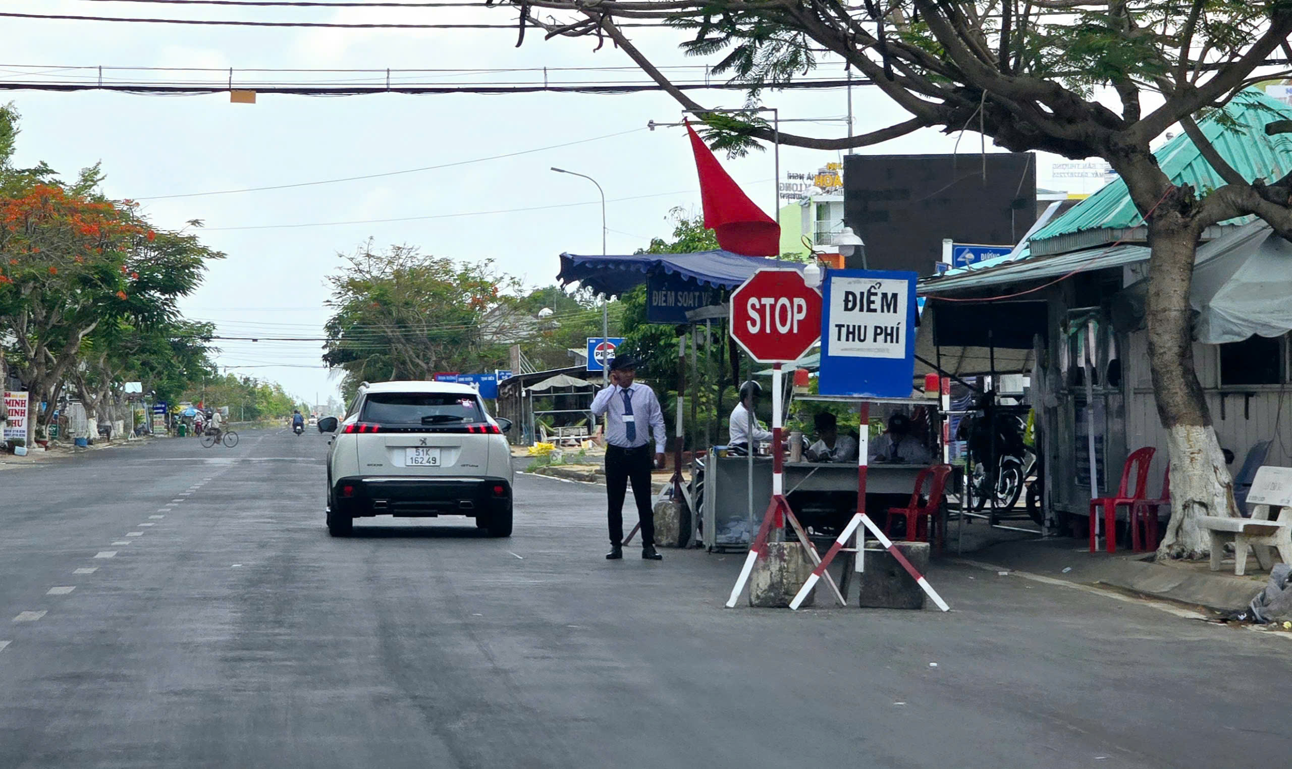 An Giang: Ai cho phép BQL Khu du lịch Núi Sam chặn đường thu phí?- Ảnh 3. An Giang: Ai cho phép BQL Khu du lịch Núi Sam chặn đường thu phí?- Ảnh 3.