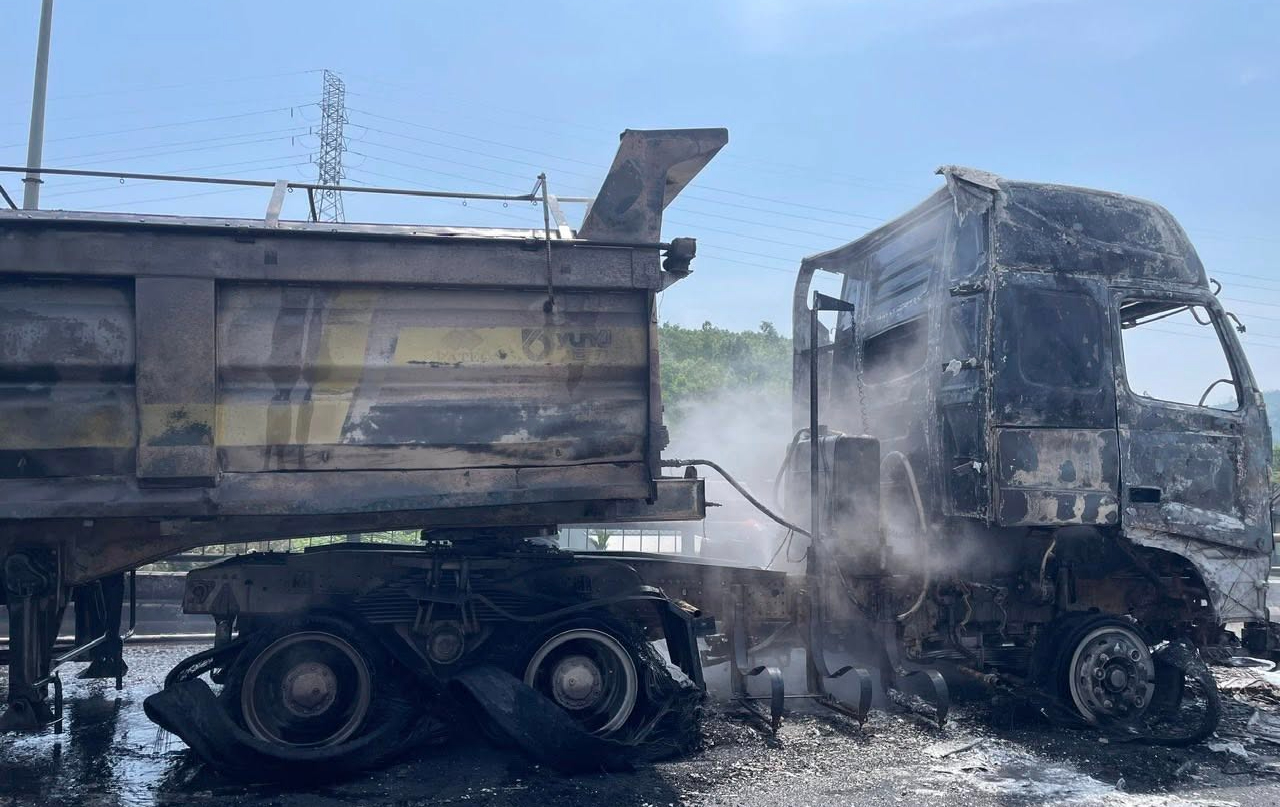 Xe tải lưu th&ocirc;ng tr&ecirc;n QL1 qua Quảng Ng&atilde;i bất ngờ bốc ch&aacute;y- Ảnh 3.