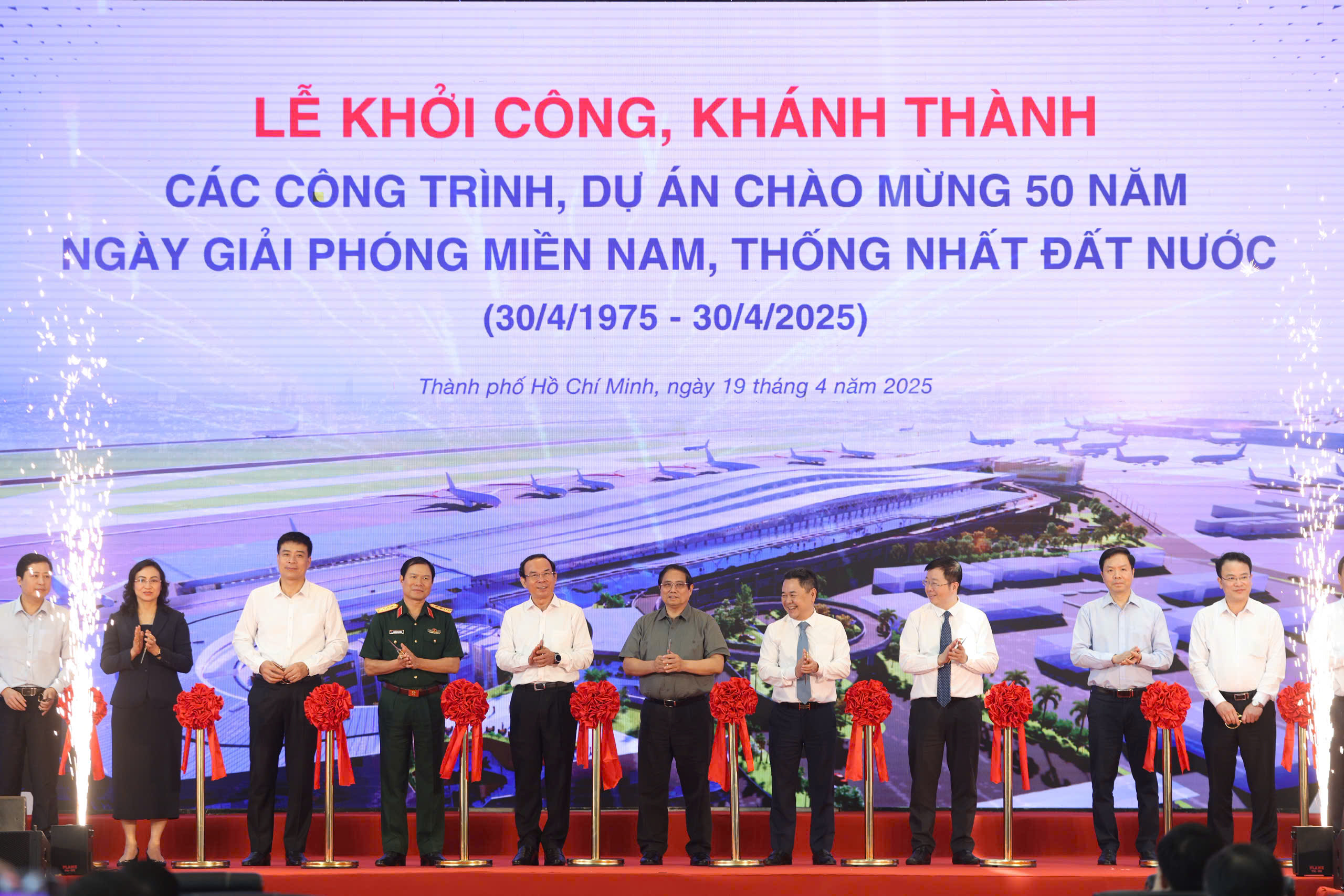 Thủ tướng: 80 dự &aacute;n khởi c&ocirc;ng, kh&aacute;nh th&agrave;nh thể hiện sự vượt l&ecirc;n mạnh mẽ của đất nước- Ảnh 2.