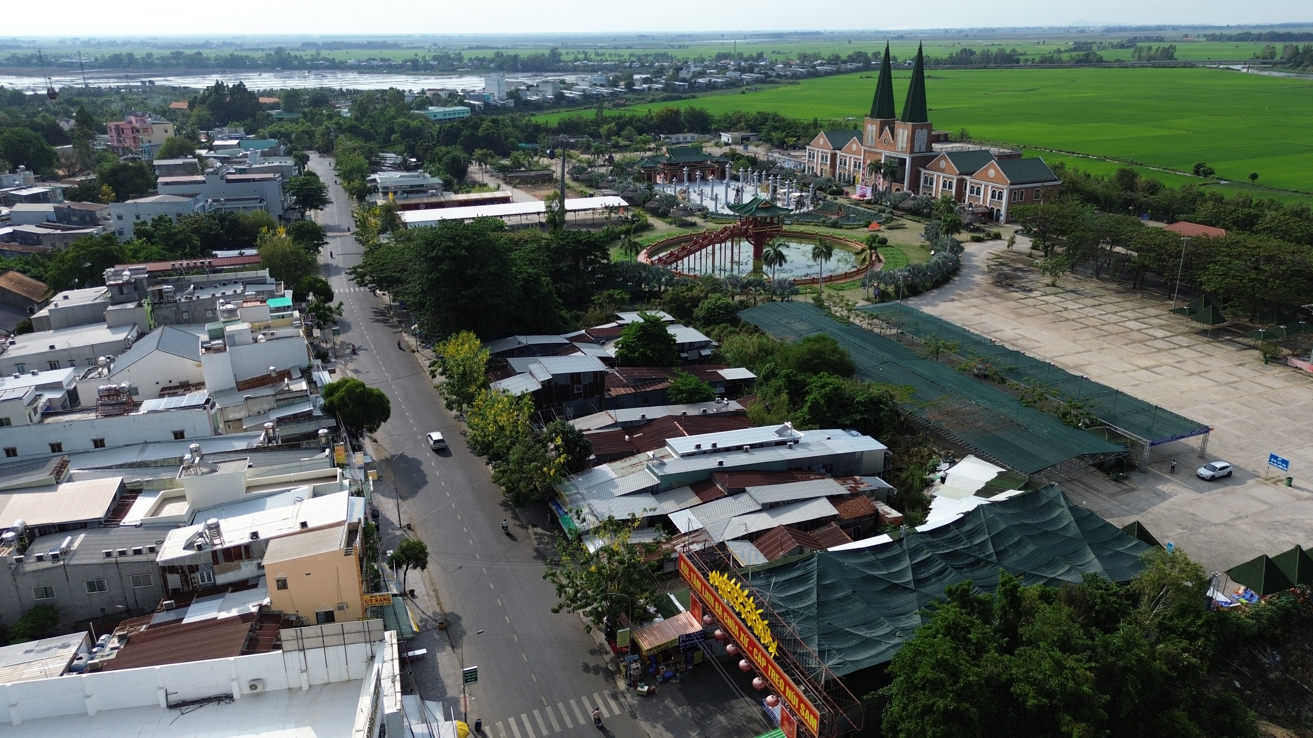 An Giang: Ai cho phép BQL Khu du lịch Núi Sam chặn đường thu phí?- Ảnh 5. An Giang: Ai cho phép BQL Khu du lịch Núi Sam chặn đường thu phí?- Ảnh 5.