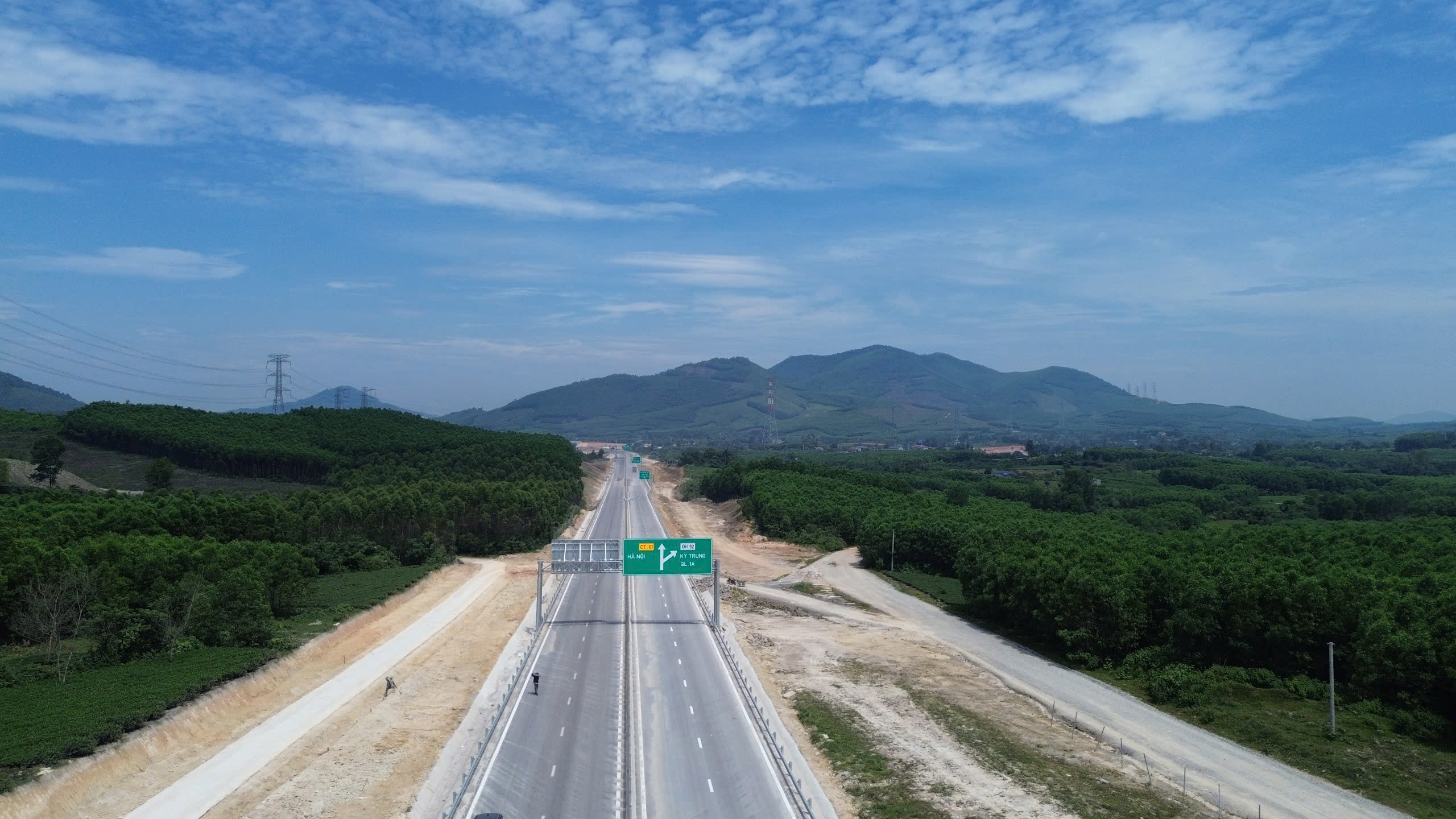 Thủ tướng: 80 dự &aacute;n khởi c&ocirc;ng, kh&aacute;nh th&agrave;nh thể hiện sự vượt l&ecirc;n mạnh mẽ của đất nước- Ảnh 3.