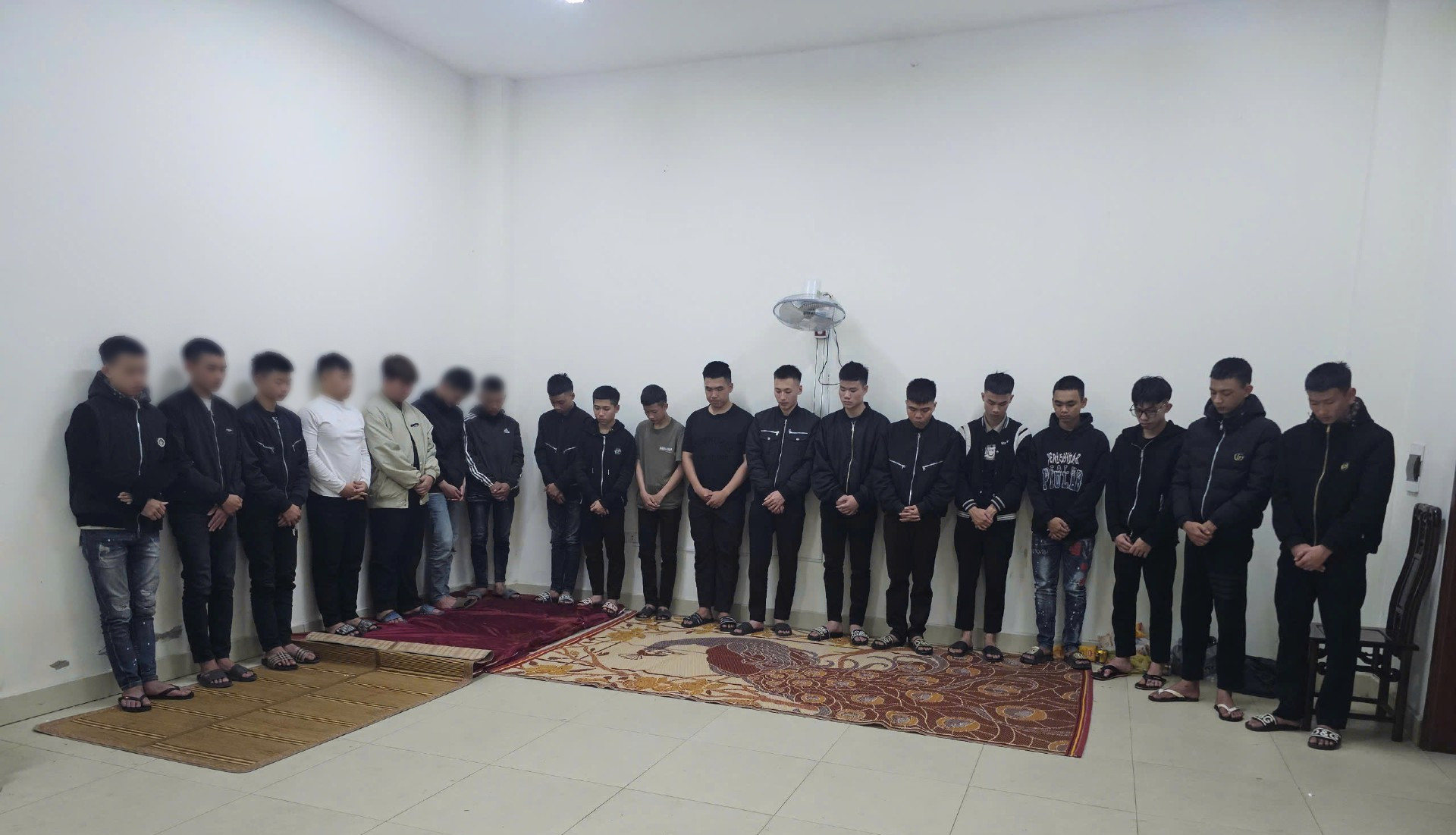 Bắt giữ 18 đối tượng cầm s&uacute;ng, kiếm truy đuổi nhau g&acirc;y n&aacute;o loạn tại TP Vinh- Ảnh 1.