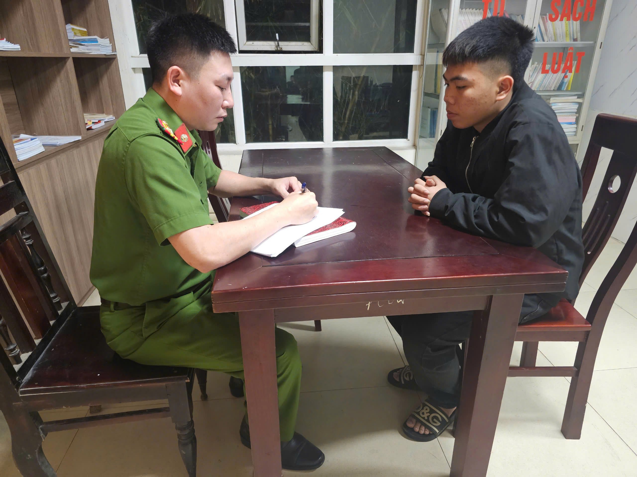 Bắt giữ 18 đối tượng cầm s&uacute;ng, kiếm truy đuổi nhau g&acirc;y n&aacute;o loạn tại TP Vinh- Ảnh 3.