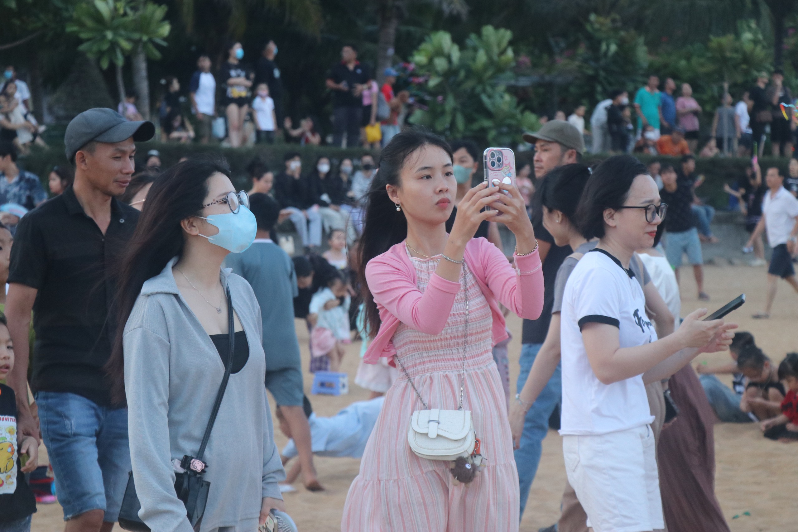 Người d&acirc;n đổ về biển Quy Nhơn ngắm diều nghệ thuật- Ảnh 2.