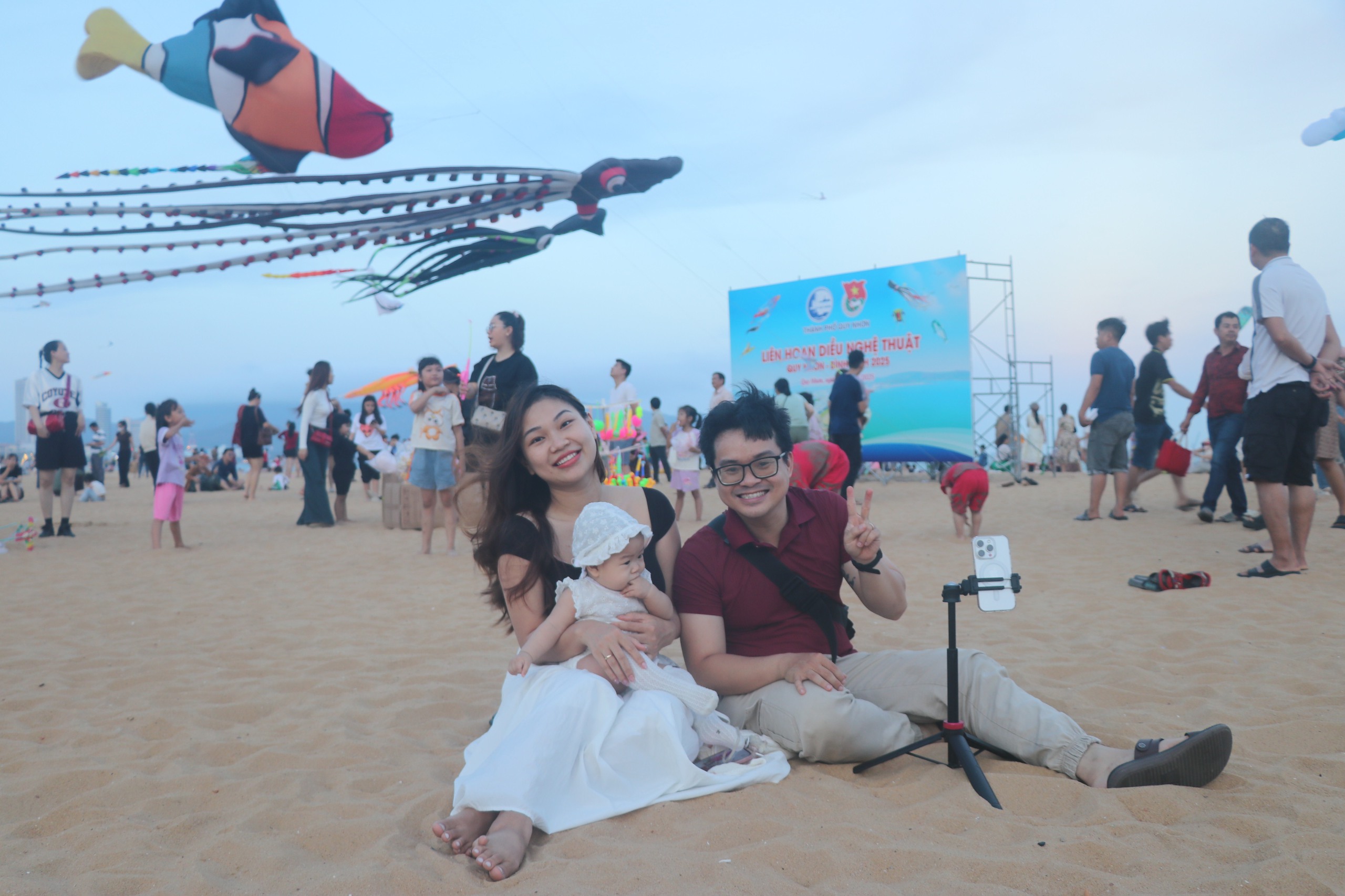 Người d&acirc;n đổ về biển Quy Nhơn ngắm diều nghệ thuật- Ảnh 3.