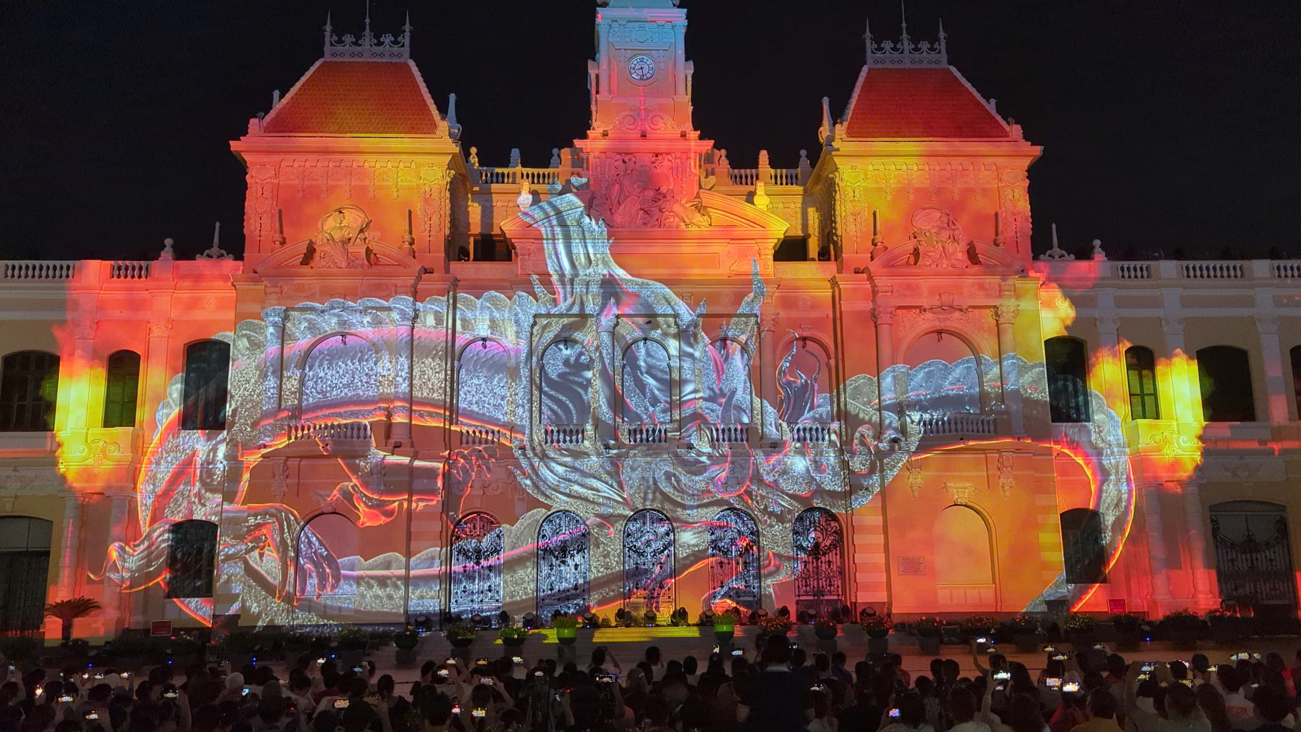 H&agrave;ng ng&agrave;n người tới UBND TP.HCM thưởng thức bữa tiệc &aacute;nh s&aacute;ng "Sắc m&agrave;u Th&agrave;nh phố B&aacute;c"- Ảnh 6.