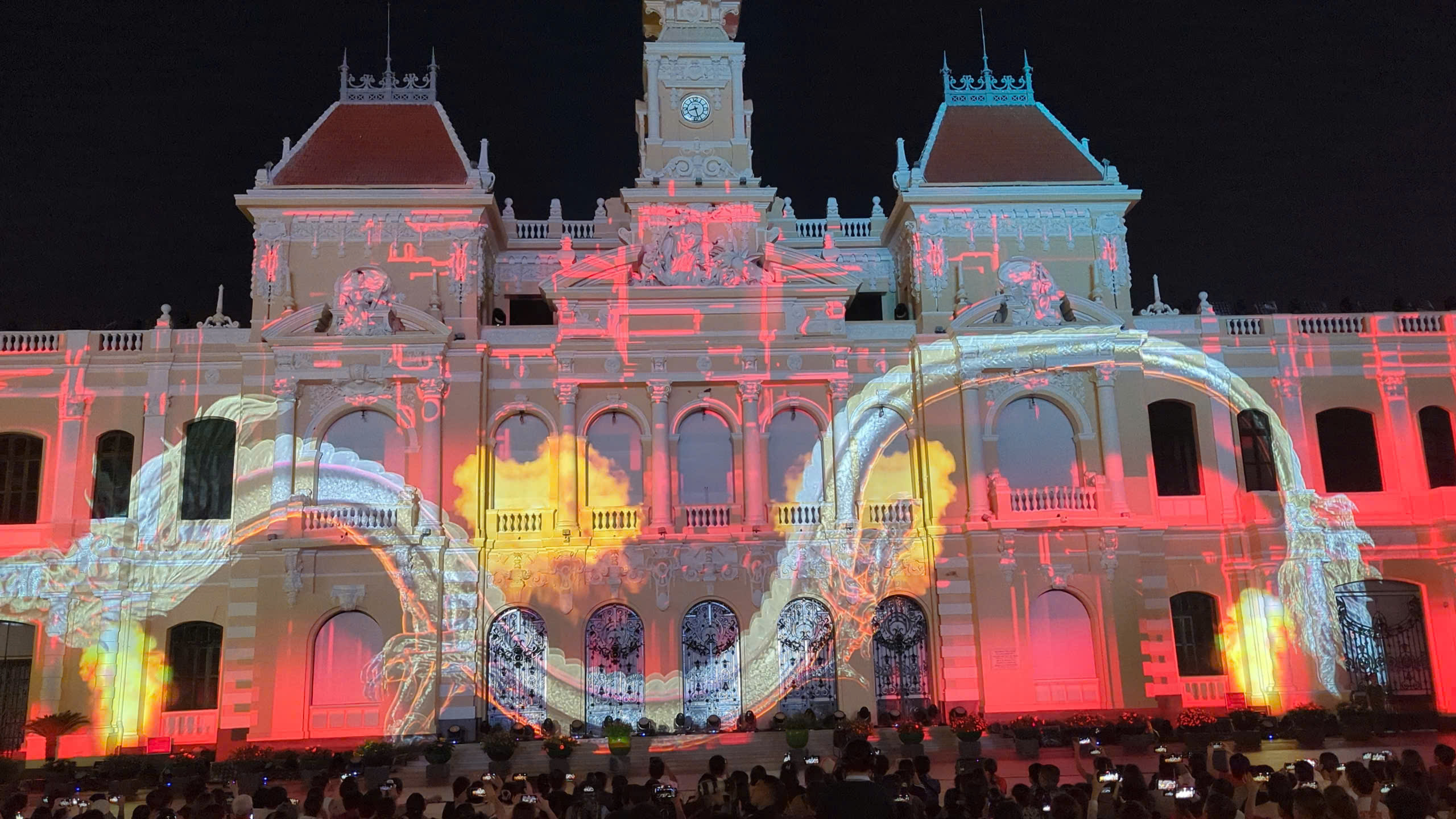 H&agrave;ng ng&agrave;n người tới UBND TP.HCM thưởng thức bữa tiệc &aacute;nh s&aacute;ng "Sắc m&agrave;u Th&agrave;nh phố B&aacute;c"- Ảnh 8.