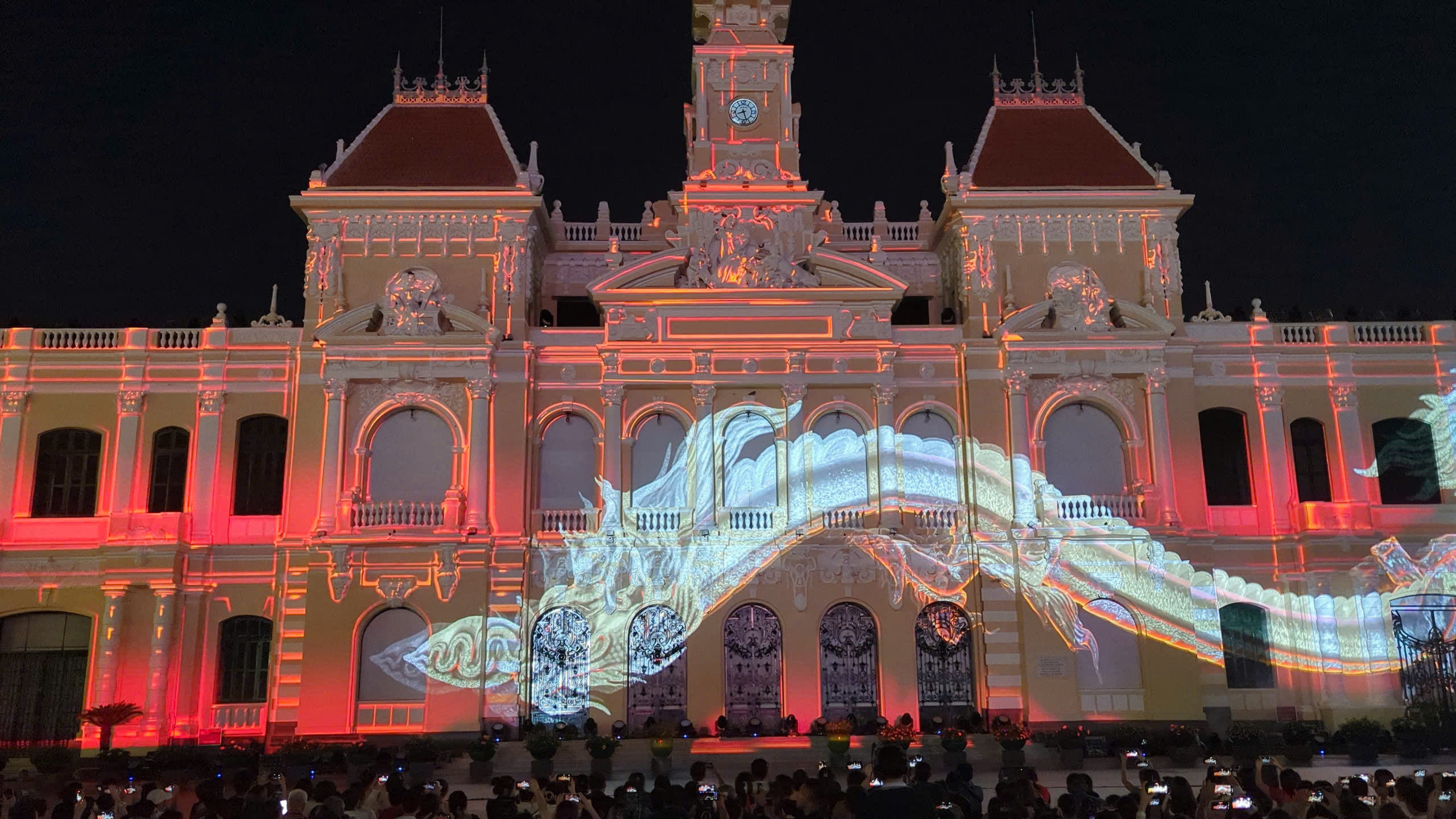 H&agrave;ng ng&agrave;n người tới UBND TP.HCM thưởng thức bữa tiệc &aacute;nh s&aacute;ng "Sắc m&agrave;u Th&agrave;nh phố B&aacute;c"- Ảnh 7.