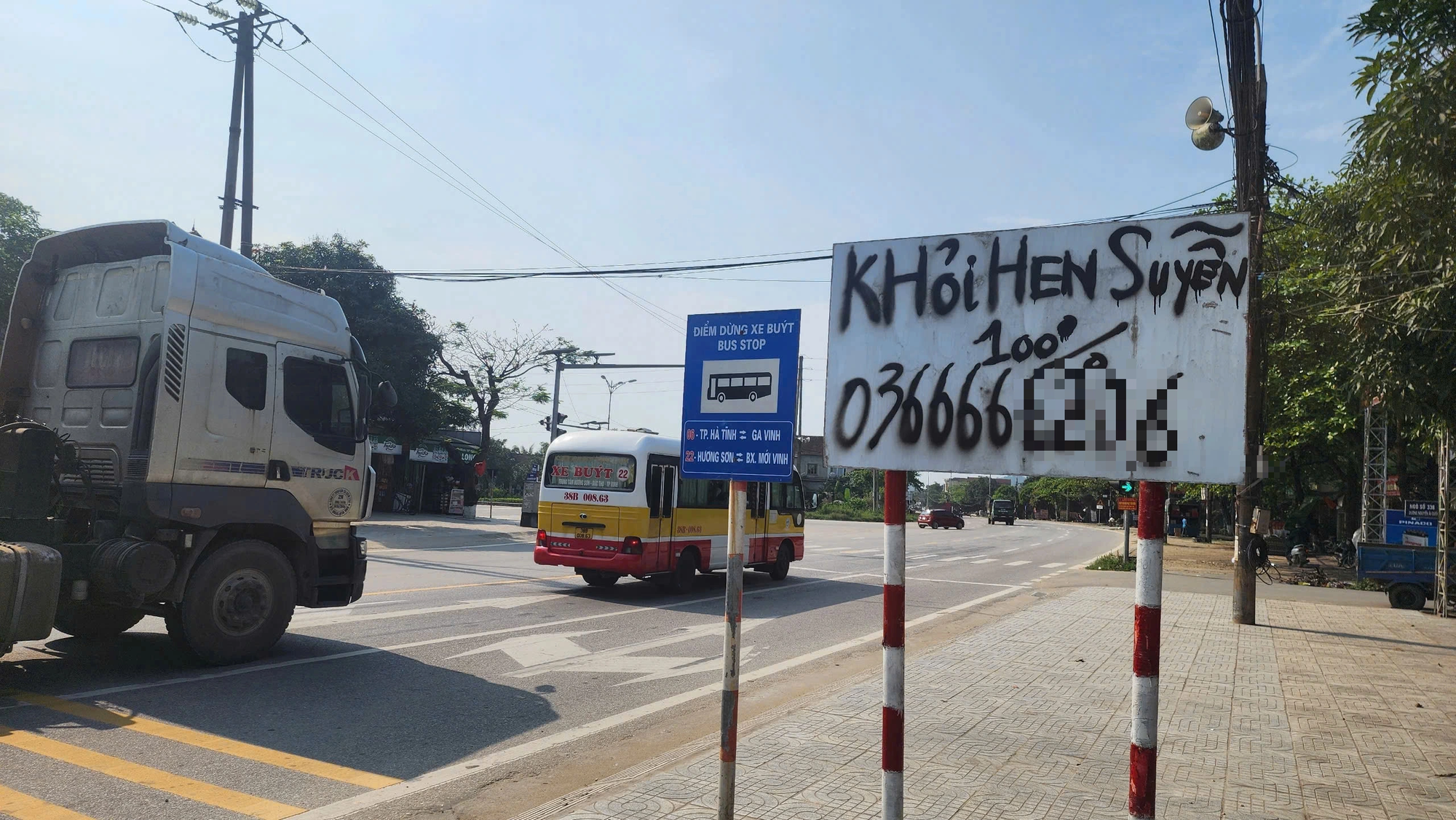 H&agrave; Tĩnh xử phạt người phun sơn quảng c&aacute;o l&ecirc;n biển giao th&ocirc;ng, cột điện- Ảnh 1.