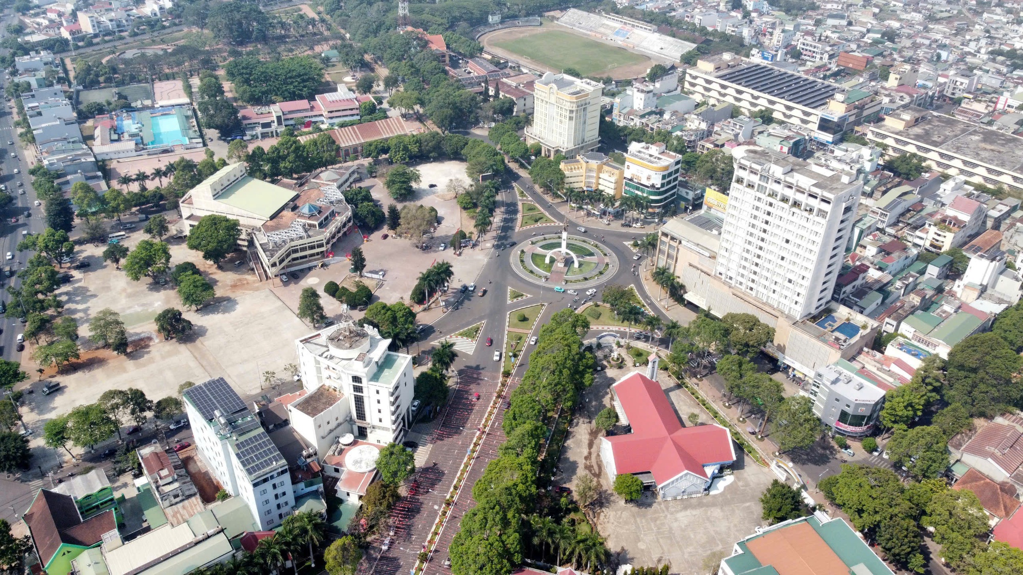 Nhiều tỉnh miền Trung gấp r&uacute;t sửa nh&agrave; c&ocirc;ng vụ, l&ecirc;n phương &aacute;n tiếp nhận c&aacute;n bộ sau s&aacute;p nhập- Ảnh 2.
