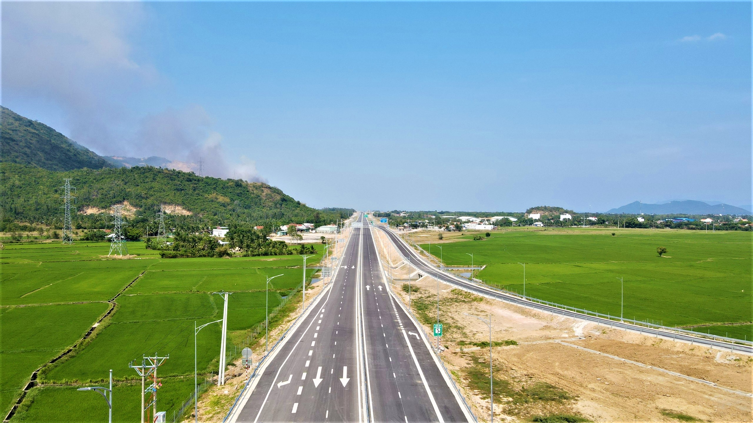 Từ chiều 19/4, &ocirc; t&ocirc; được lưu th&ocirc;ng tr&ecirc;n cao tốc V&acirc;n Phong - Nha Trang- Ảnh 1.