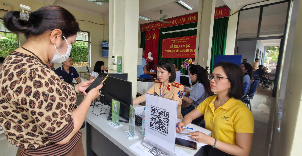 140 học vi&ecirc;n đầu ti&ecirc;n đạt kết quả s&aacute;t hạch l&aacute;i xe do lực lượng CSGT tổ chức- Ảnh 1.