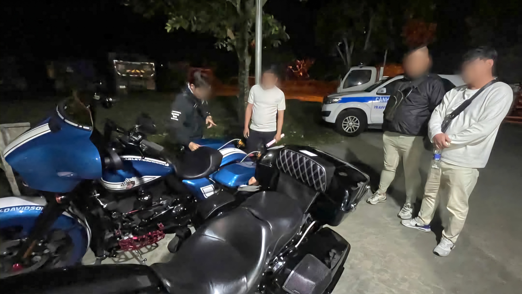 Lập bi&ecirc;n bản hai người nước ngo&agrave;i bu&ocirc;ng hai tay khi đi m&ocirc; t&ocirc; ph&acirc;n khối lớn- Ảnh 1.