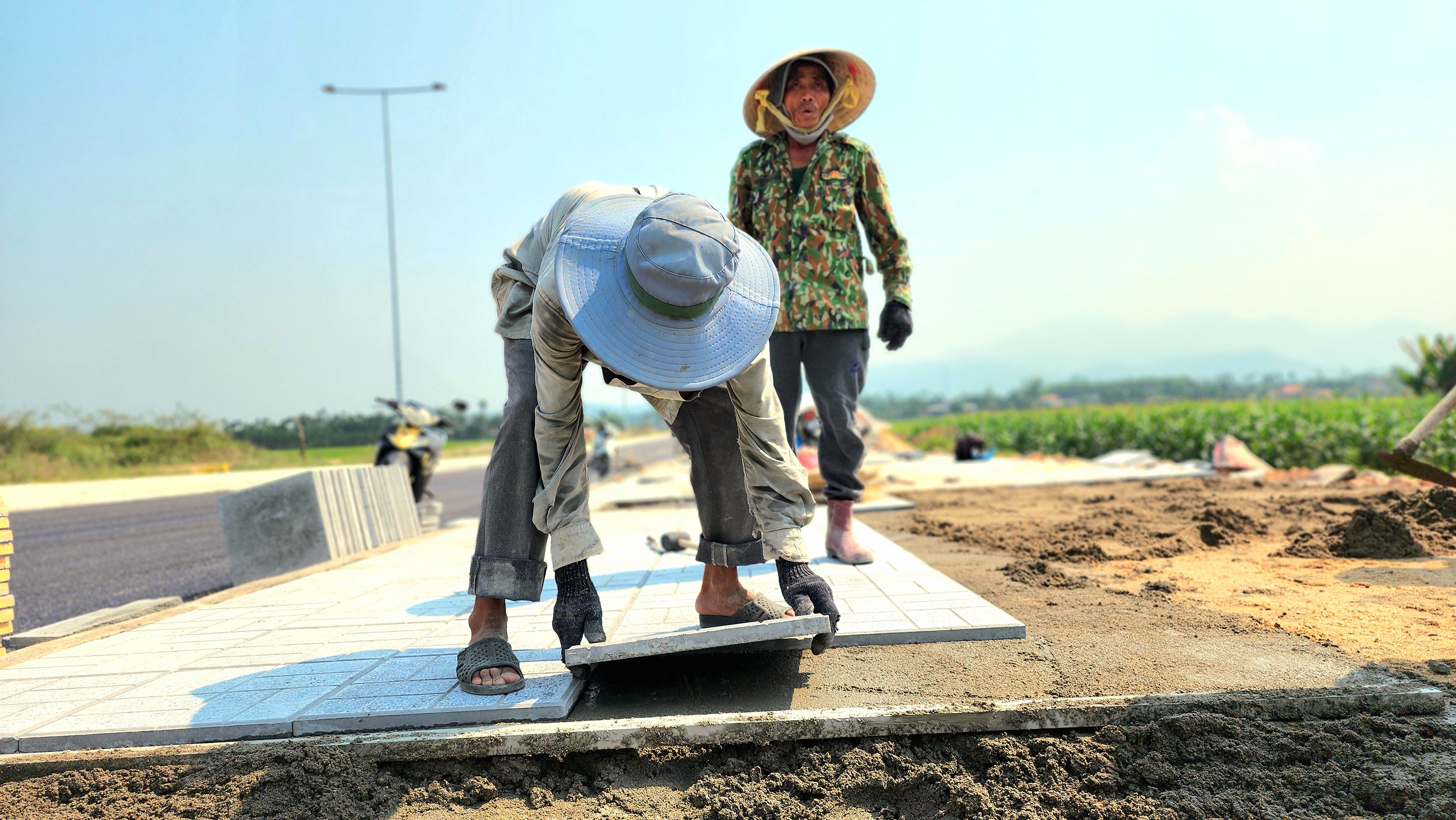 Chạy nước r&uacute;t ho&agrave;n th&agrave;nh cầu v&ograve;m sắt 850 tỷ ở Quảng Ng&atilde;i- Ảnh 11.