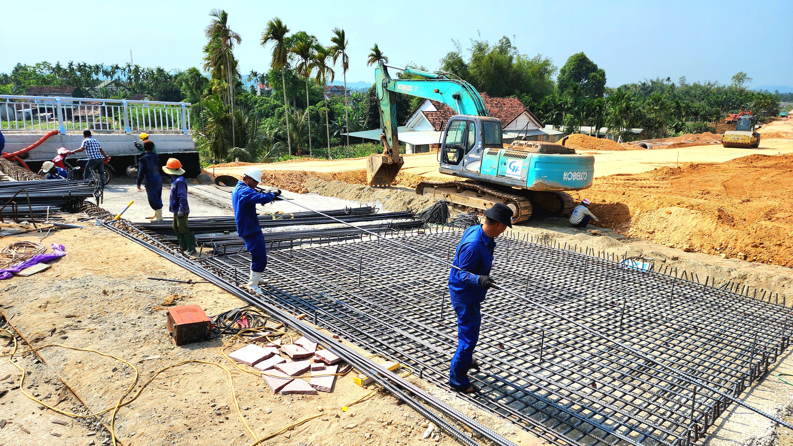 Chạy nước r&uacute;t ho&agrave;n th&agrave;nh cầu v&ograve;m sắt 850 tỷ ở Quảng Ng&atilde;i- Ảnh 9.