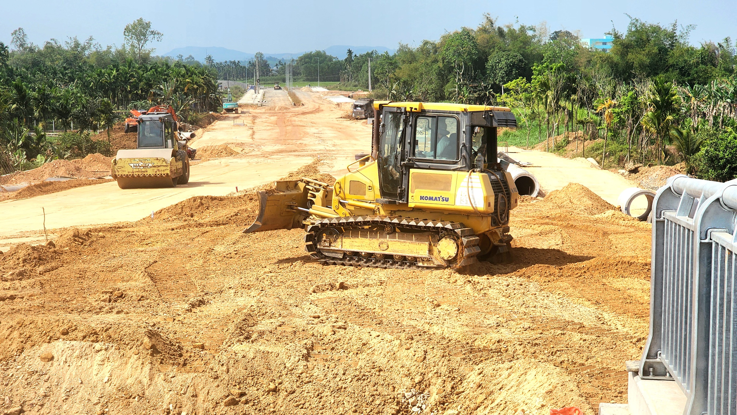 Chạy nước r&uacute;t ho&agrave;n th&agrave;nh cầu v&ograve;m sắt 850 tỷ ở Quảng Ng&atilde;i- Ảnh 10.