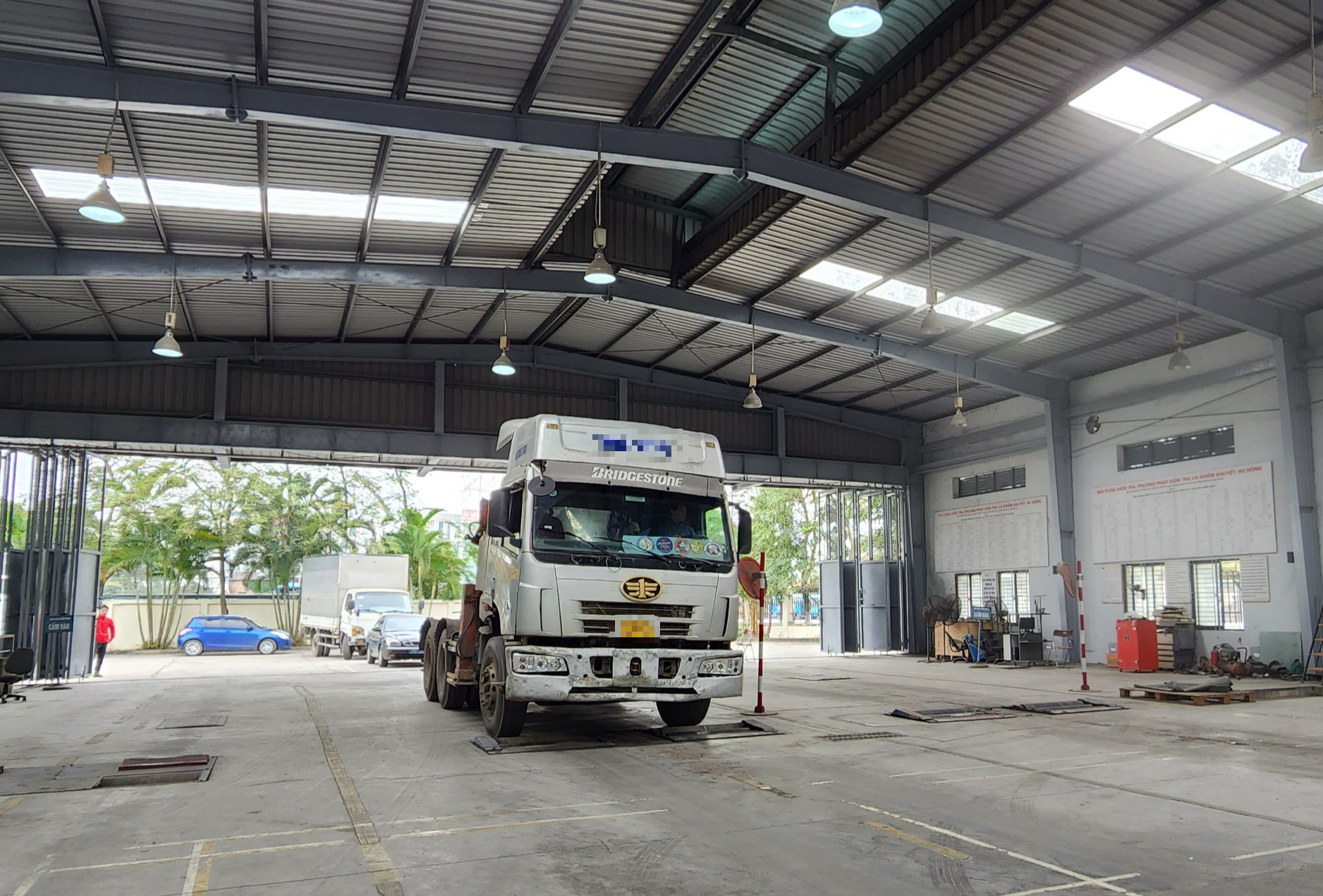 Xe đầu k&eacute;o biển trắng kh&ocirc;ng lắp thiết bị gi&aacute;m s&aacute;t h&agrave;nh tr&igrave;nh c&oacute; được đăng kiểm?- Ảnh 1.