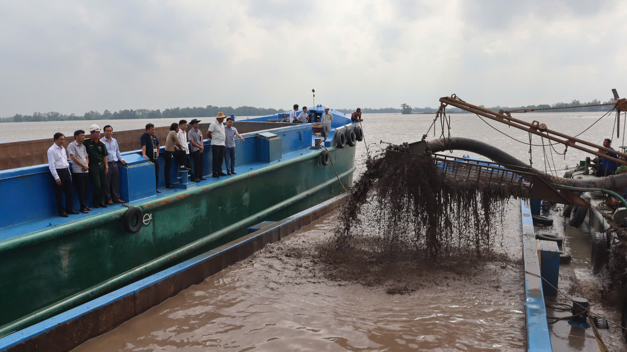 Theo d&otilde;i, gi&aacute;m s&aacute;t chặt khối lượng c&aacute;t về c&ocirc;ng tr&igrave;nh cao tốc ở S&oacute;c Trăng- Ảnh 1.