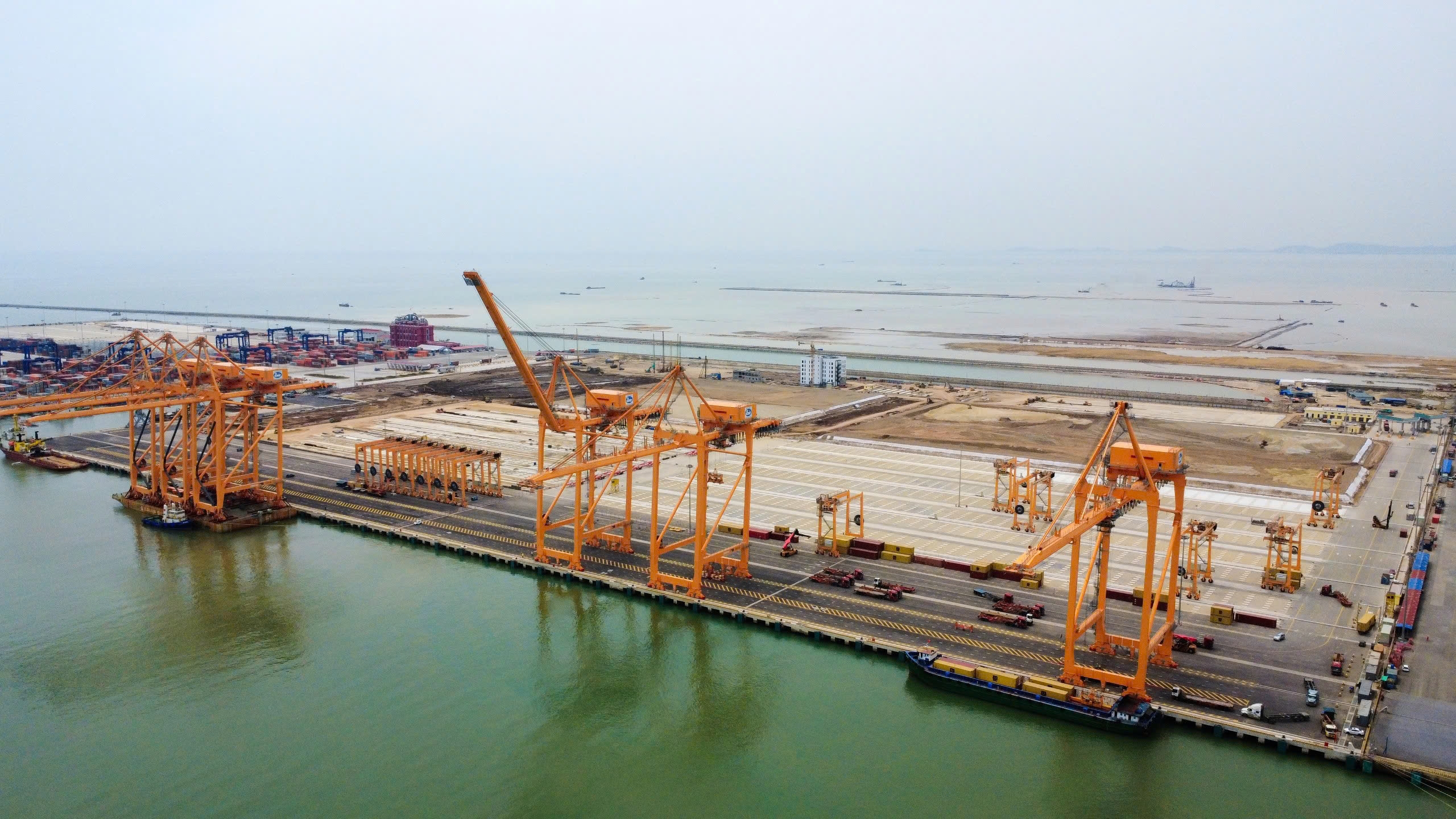 Mở bến cảng số 3 Lạch Huyện, đón tàu tới 100.000 DWT đầy tải- Ảnh 1. Mở bến cảng số 3 Lạch Huyện, đón tàu tới 100.000 DWT đầy tải- Ảnh 1.