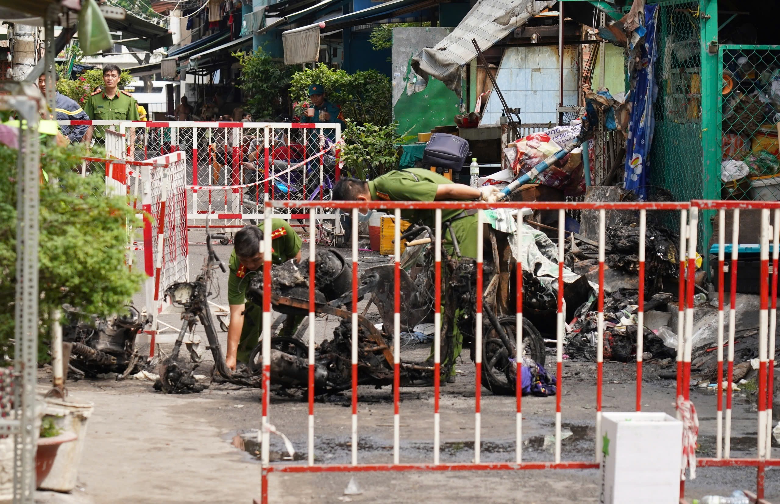 Ch&aacute;y nh&agrave; 3 người tử vong ở TP.HCM: Nghẹn l&ograve;ng gi&acirc;y ph&uacute;t người mẹ cố &ocirc;m con chạy tho&aacute;t- Ảnh 2.