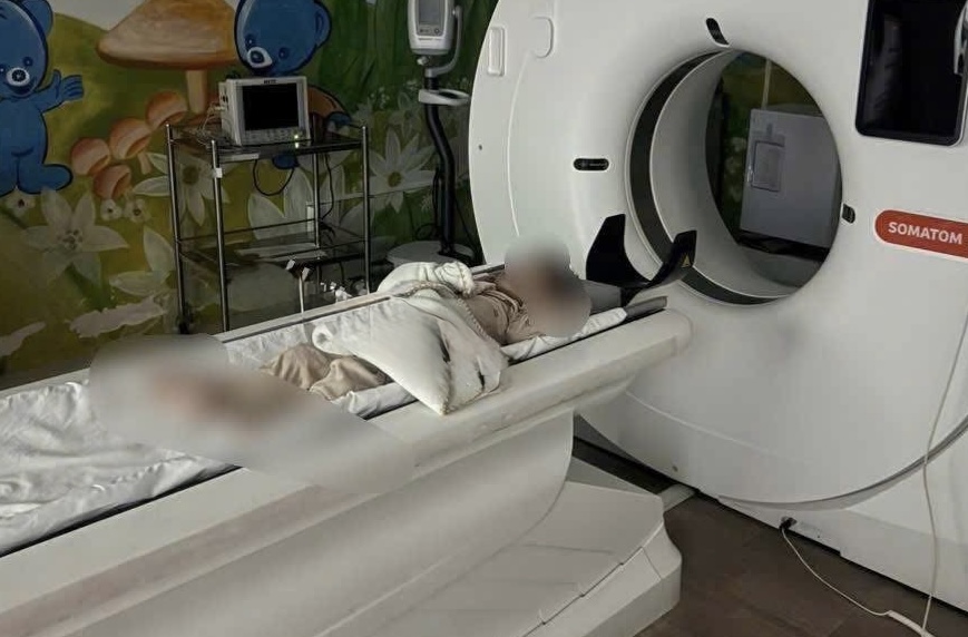 C&ocirc;ng an l&agrave;m việc với c&aacute;c đối tượng x&ocirc; x&aacute;t tr&ecirc;n đường khiến b&eacute; trai bị thương- Ảnh 1.