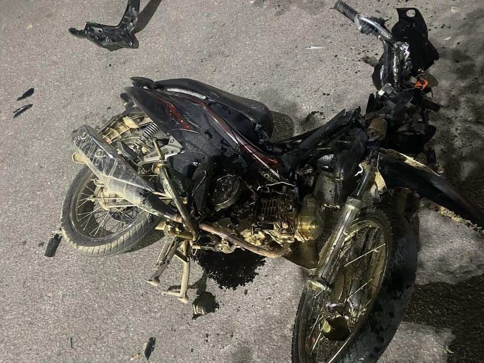 Xe m&aacute;y t&ocirc;ng trực diện &ocirc; t&ocirc;, nam thanh ni&ecirc;n bị hất văng l&ecirc;n cao- Ảnh 1.