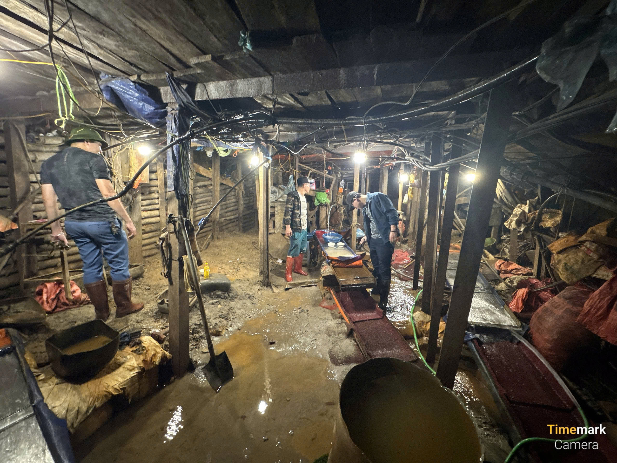 L&agrave;o Cai: Triệt ph&aacute; đường d&acirc;y mua b&aacute;n gần 5 tấn h&oacute;a chất chứa xyanua- Ảnh 3.