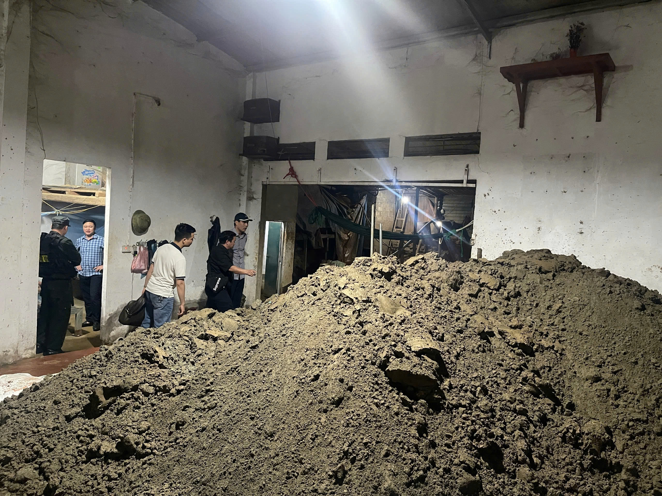 L&agrave;o Cai: Triệt ph&aacute; đường d&acirc;y mua b&aacute;n gần 5 tấn h&oacute;a chất chứa xyanua- Ảnh 5.