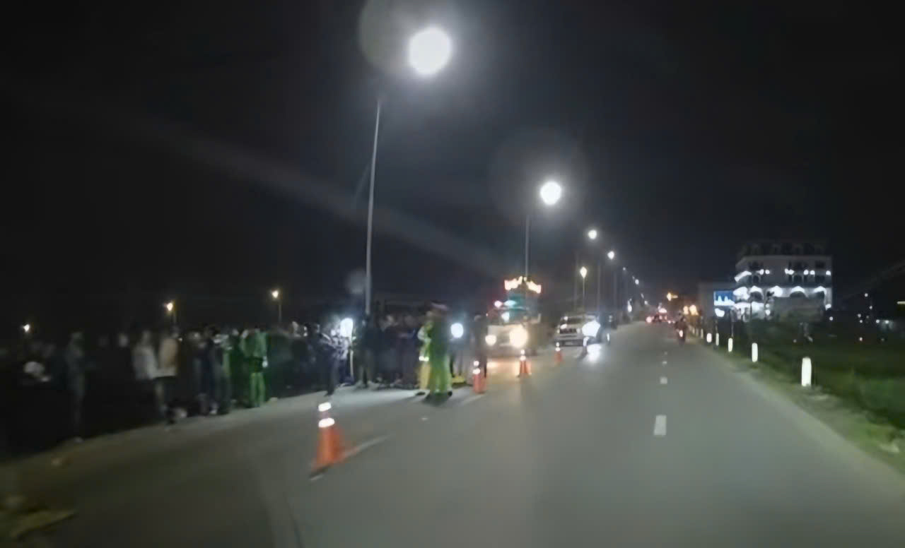 Bị xe khách chèn qua người trên QL31, người phụ nữ tử vong thương tâm- Ảnh 1. Bị xe khách chèn qua người trên QL31, người phụ nữ tử vong thương tâm- Ảnh 1.