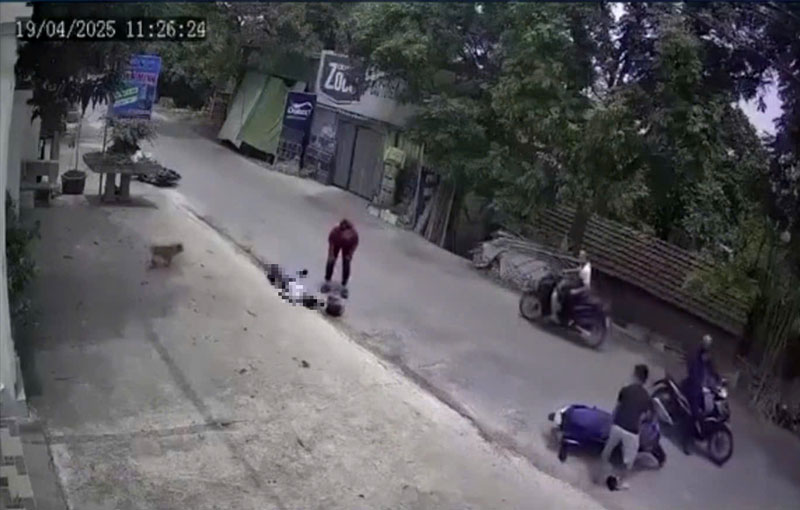 Người đ&agrave;n &ocirc;ng tử vong sau c&uacute; đ&acirc;m mạnh (Ảnh: Cắt từ video camera nh&agrave; d&acirc;n ghi lại)