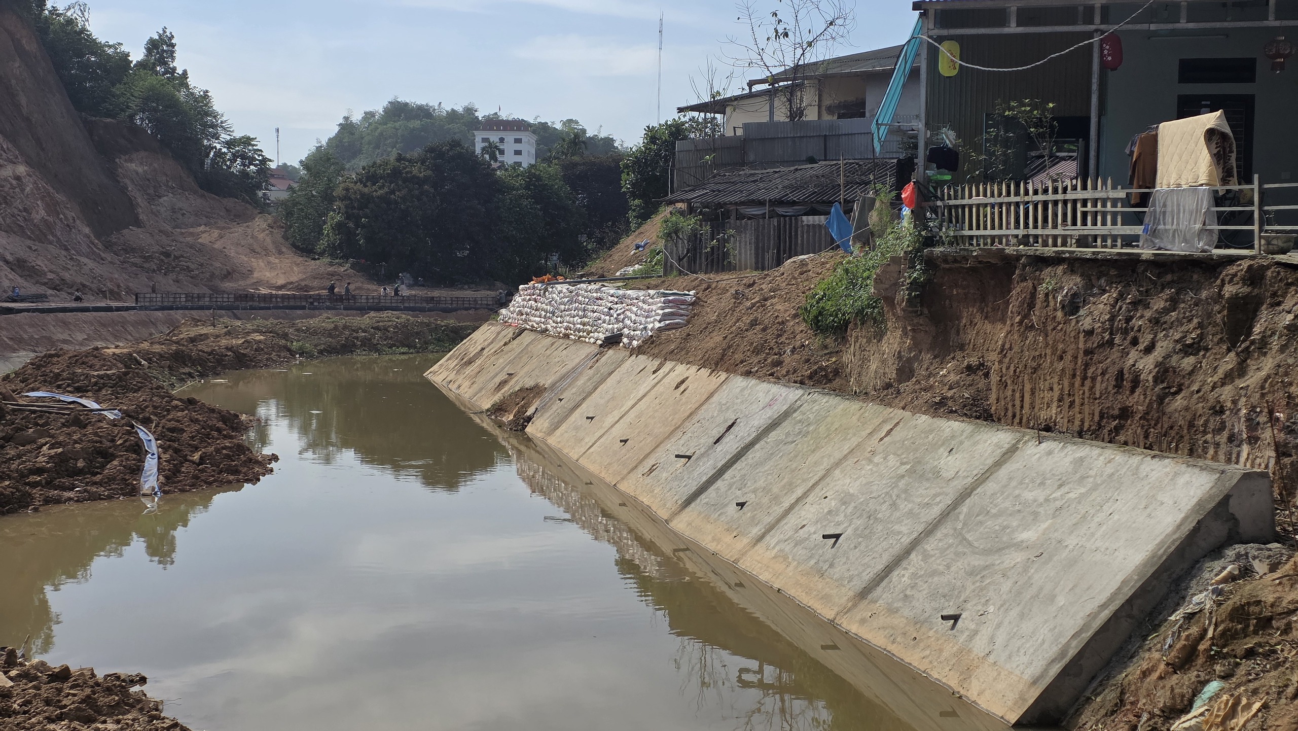 Đẩy nhanh tiến độ k&egrave; chống lũ gần 200 tỷ ở Y&ecirc;n B&aacute;i trước m&ugrave;a mưa- Ảnh 6.