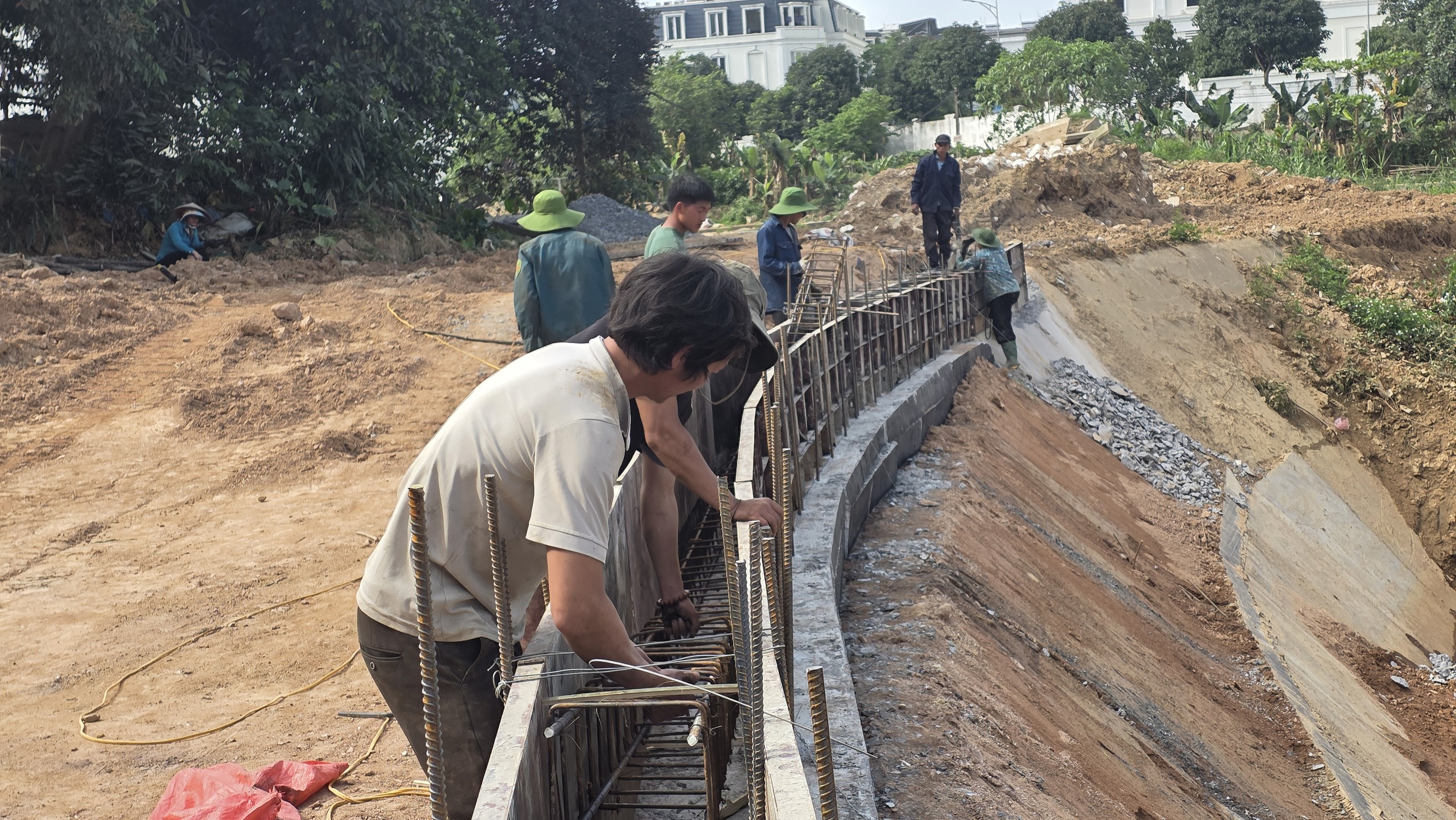 Đẩy nhanh tiến độ k&egrave; chống lũ gần 200 tỷ ở Y&ecirc;n B&aacute;i trước m&ugrave;a mưa- Ảnh 8.