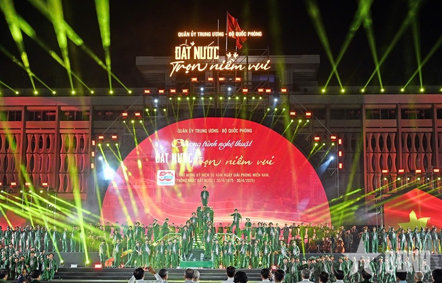 Tổng B&iacute; thư T&ocirc; L&acirc;m dự chương tr&igrave;nh nghệ thuật &ldquo;Đất nước trọn niềm vui" tại TP.HCM- Ảnh 3.