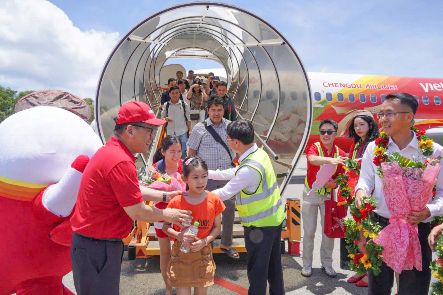 Vietjet mở hai đường bay mới tới C&ocirc;n Đảo- Ảnh 1.