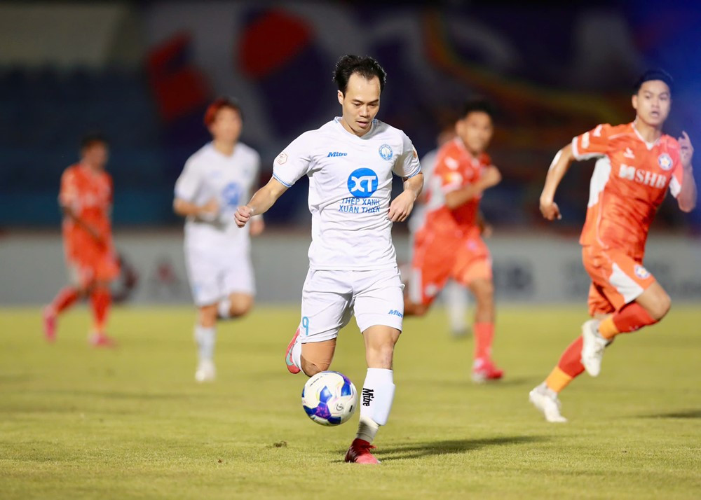 BXH V-League: H&agrave; Nội FC &aacute;p s&aacute;t Nam Định, Đ&agrave; Nẵng thắp lại hy vọng trụ hạng- Ảnh 1.