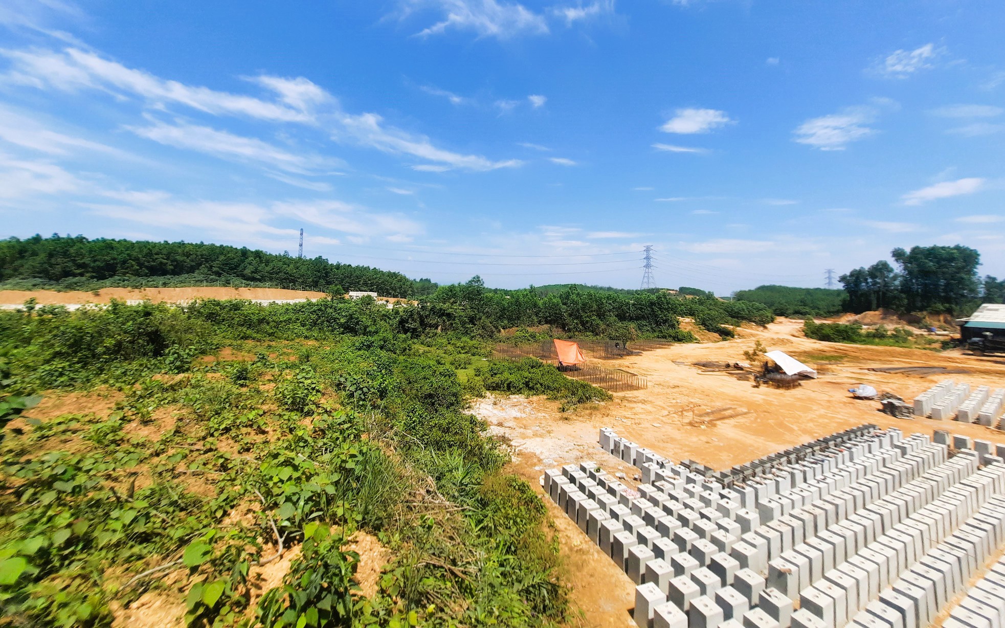 Giải phóng mặt bằng cho công trình kiểm soát tải trọng xe trên cao tốc Vạn Ninh - Cam Lộ- Ảnh 2. Trạm dừng nghỉ cao tốc Bắc - Nam qua Quảng Trị đang triển khai thế nào?