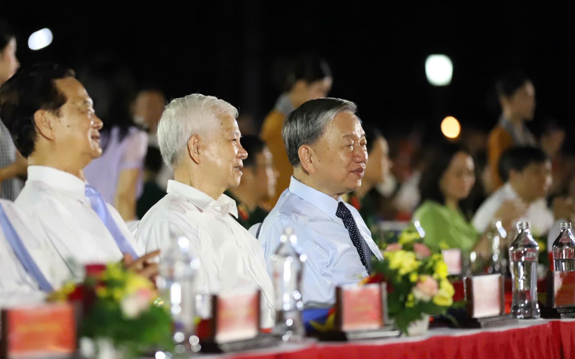 Tổng Bí thư Tô Lâm gặp mặt cán bộ lão thành, người có công tại TP.HCM- Ảnh 6. Tổng Bí thư Tô Lâm dự chương trình nghệ thuật “Đất nước trọn niềm vui' tại TP.HCM