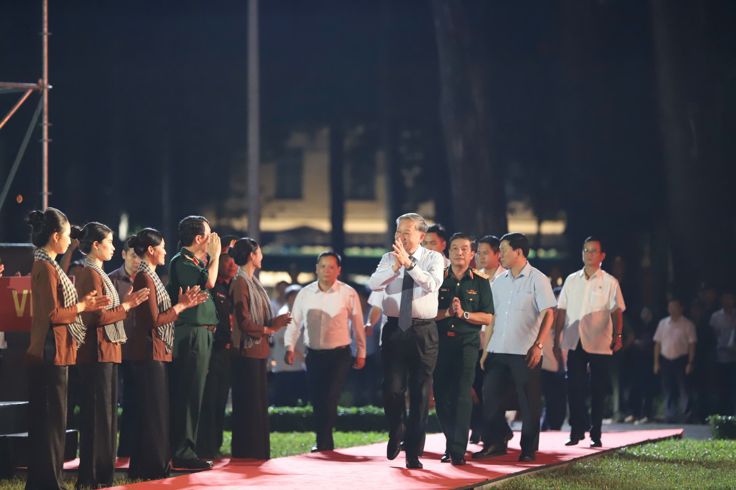 Tổng B&iacute; thư T&ocirc; L&acirc;m dự chương tr&igrave;nh nghệ thuật &ldquo;Đất nước trọn niềm vui" tại TP.HCM- Ảnh 1.